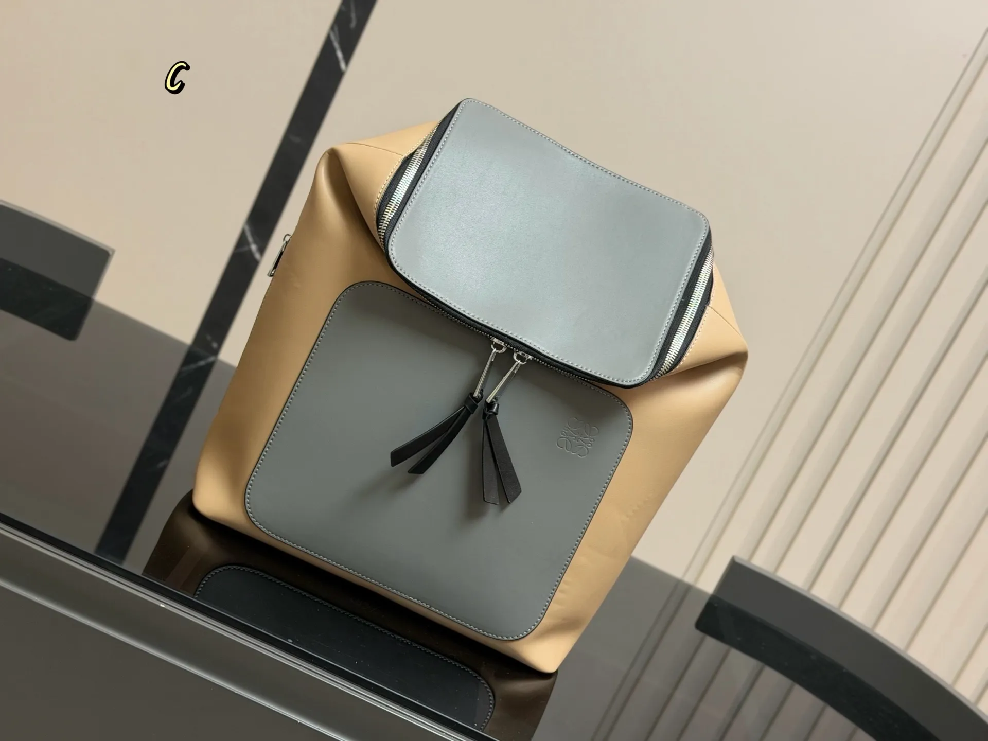 ¥180 无盒 size:33*39cm loewe 罗意威双肩包🎒 颜值很高哦! 男士双肩包…