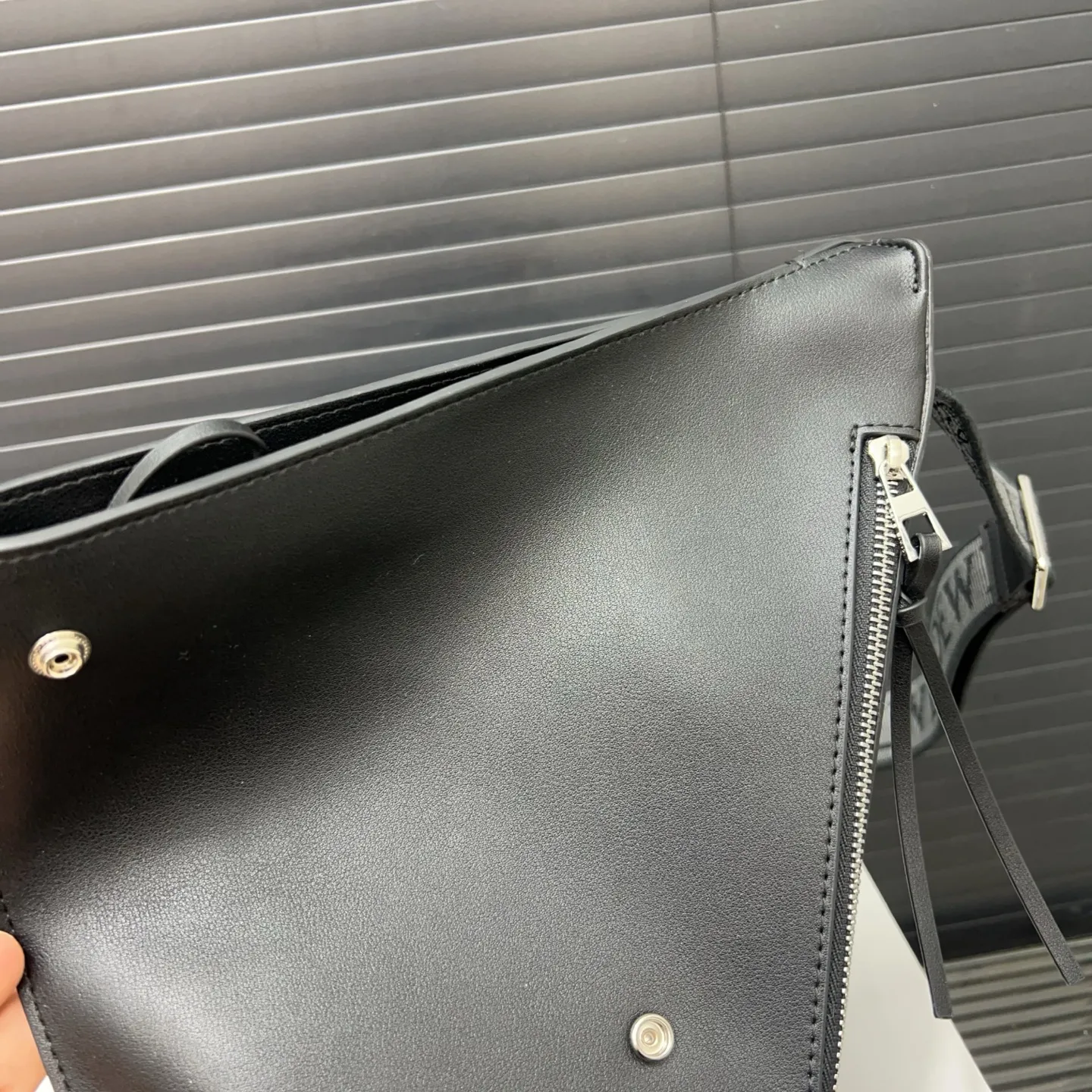 P255 LOEWE 罗意威 Anton Sling 银色配件装饰 小牛皮 胸包 牛皮单肩包斜挎包 经典百搭 实物拍摄 原厂原版面料 配送防尘袋 配盒 18 x 33 cm。