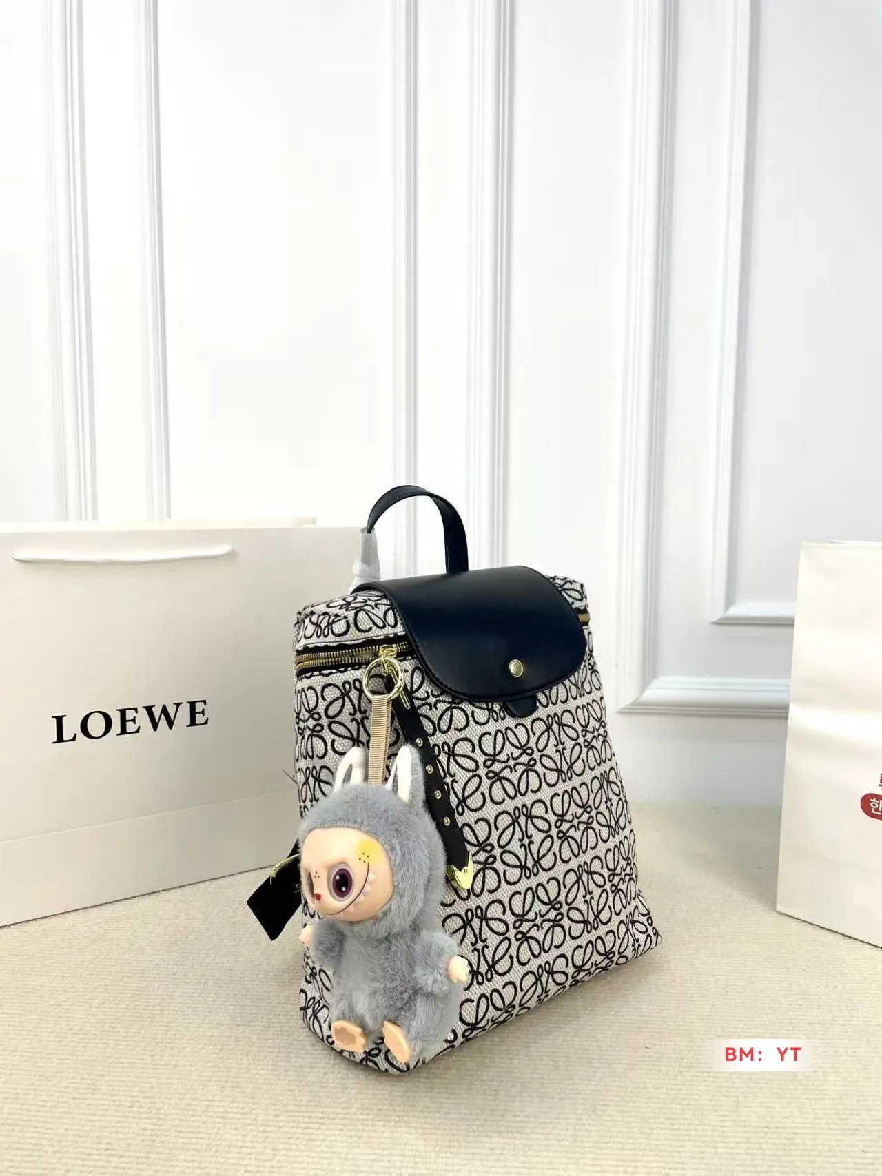 💰120 罗意威 爆款双肩出货 新款 男女背都好看 作为一只合格的双肩包 一定要好看 舒适 耐造 背包比较大 远途旅行带它准没错 也是学生党的最佳选择 超级实用 再适合不过小哥哥们和高挑的小姐姐啦 😍尺寸:25*28