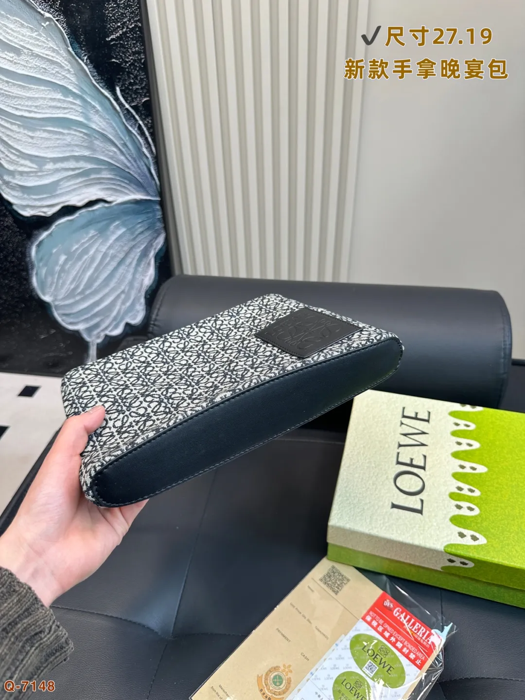 💰105 配礼盒 LOEWE罗意威新款帆布手拿包晚宴包 满logo帆布手包,加宽底座空间超大,满足日常所需~简单大方,手感超好!! 尺寸27.19