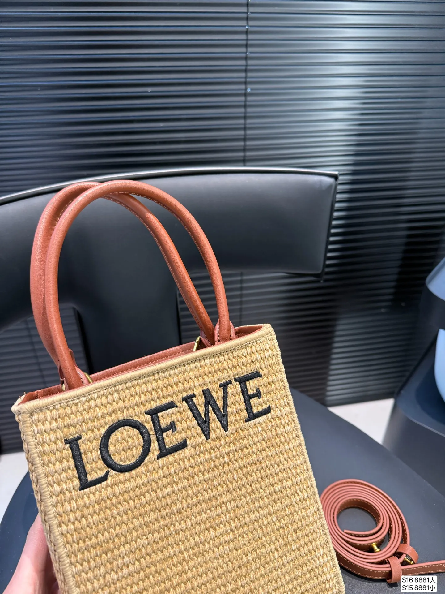 大号P130 小号P125 配盒子 罗意威编织托特包 Paulas's 1biza 夏日海岛系列推出了草编托特包包巧妙融合了托特的商务之前线条和草编的夏日风情，加上Loewe粗体大logo 真的很难不爱 尺寸大号28 36 小号17 22货号8881