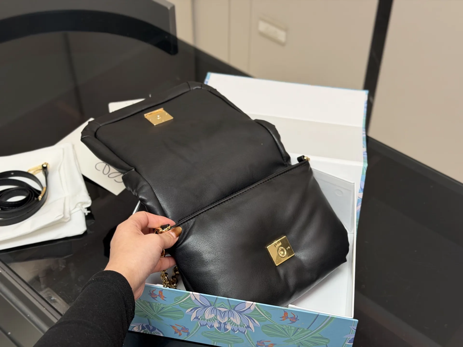 &yen;185 配折叠盒 size：22*17cm Loewe/罗意威 云朵枕头包 Gate Bag腋下斜挎包， 感觉gate是Loewe的礼物 ！ ⚠牛皮皮质！