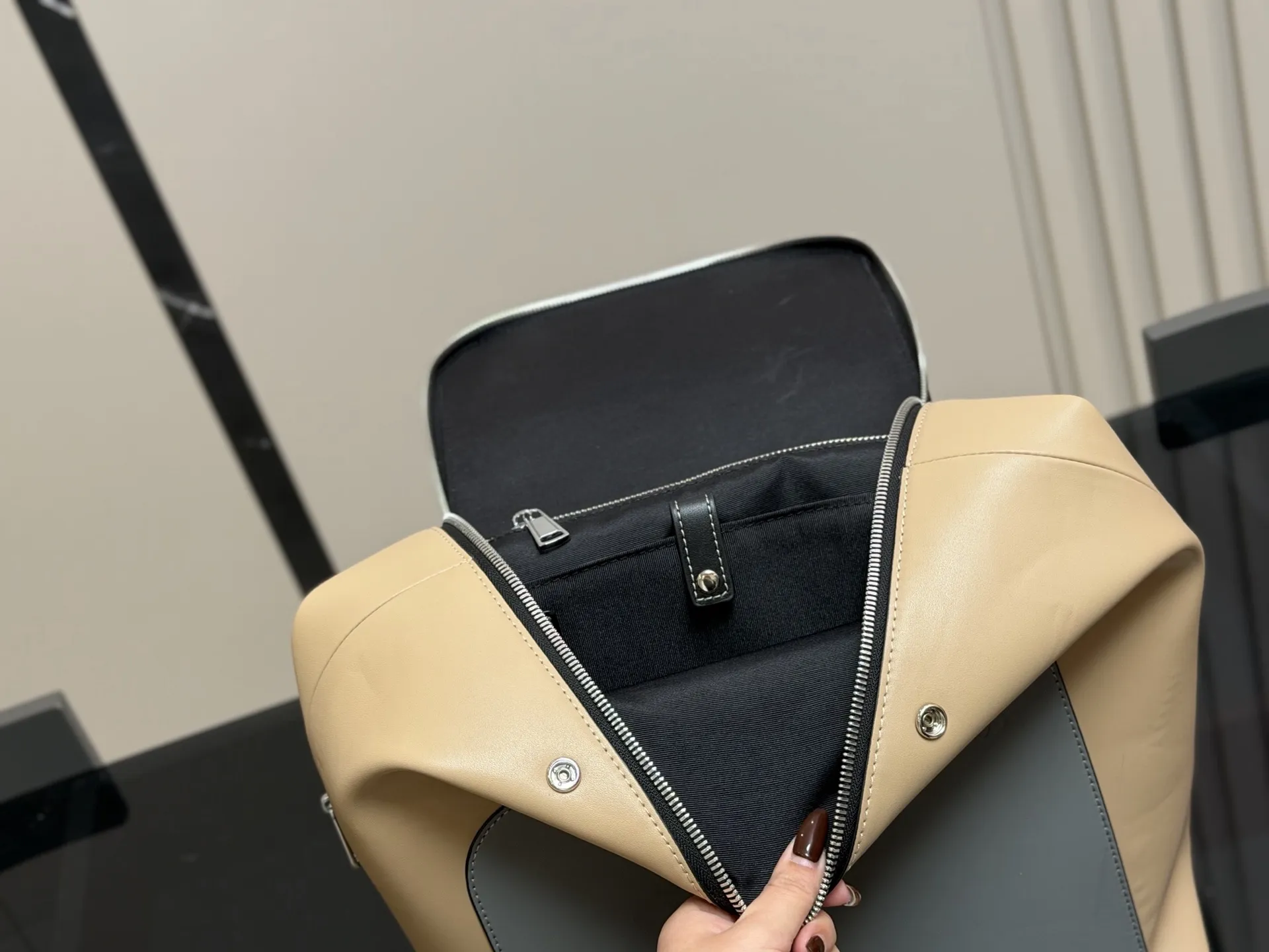 &yen;180 无盒 size：33*39cm loewe 罗意威双肩包🎒 颜值很高哦！ 男士双肩包&hellip;