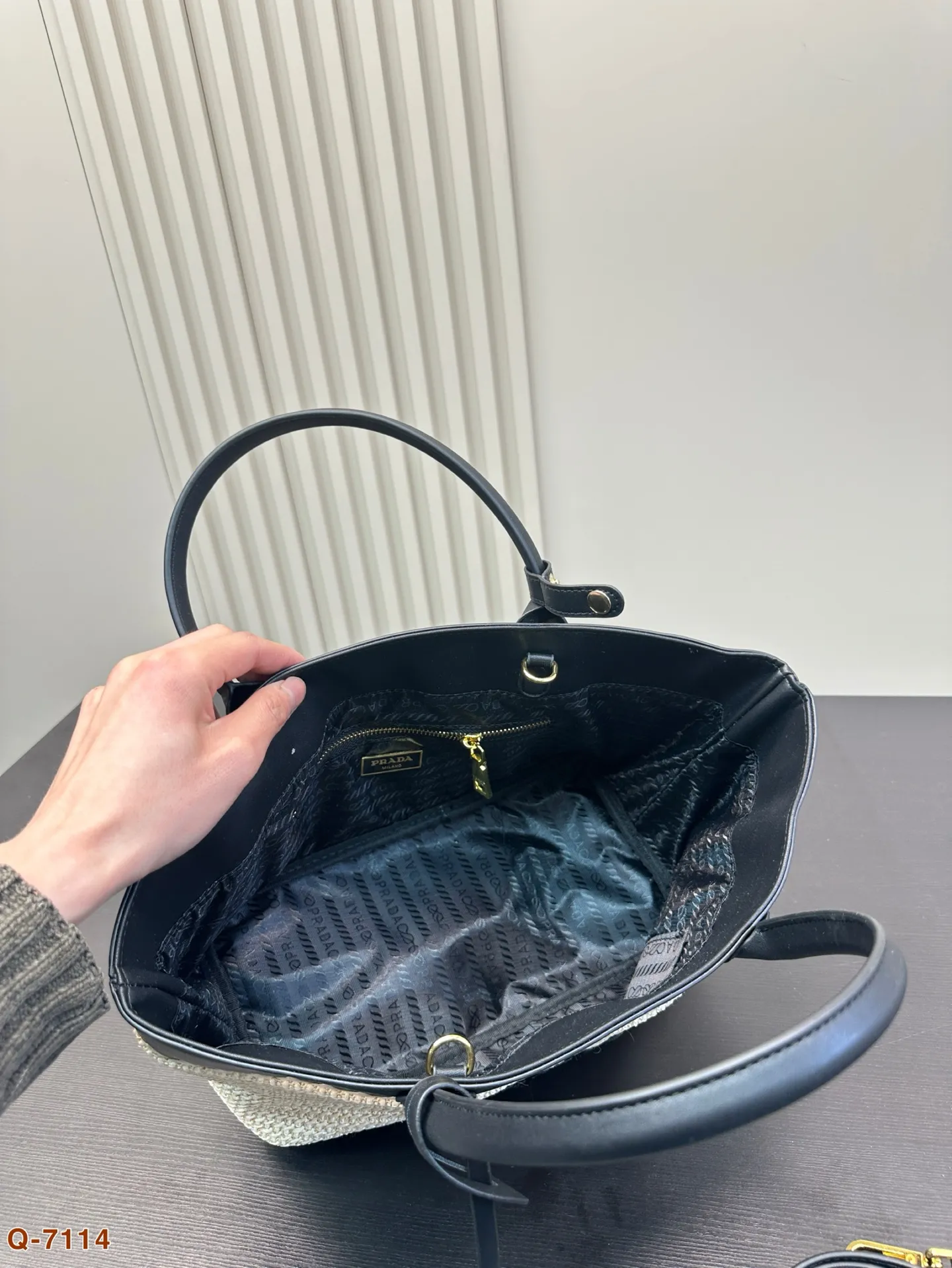 💰135尺寸小号21.23 💰135尺寸横款29.20 💰150尺寸大号31.33 普拉达prada阳光普拉达草编包购物袋的夏天啦,马上夏天了,来推荐这只prada阳光草编包.清爽也文艺,让你也可甜可美。设计也非常实用,容量也大。同款哦夏天怎么能少了草编包呢!