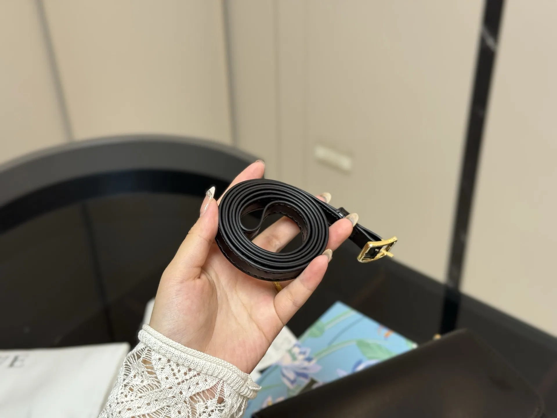 ¥180 配盒 size:22*16cm Loewe/罗意威 新肩带很美哦! Gate Bag 豆腐斜挎包, 感觉gate是Loewe的礼物 ! ⚠牛皮皮质!