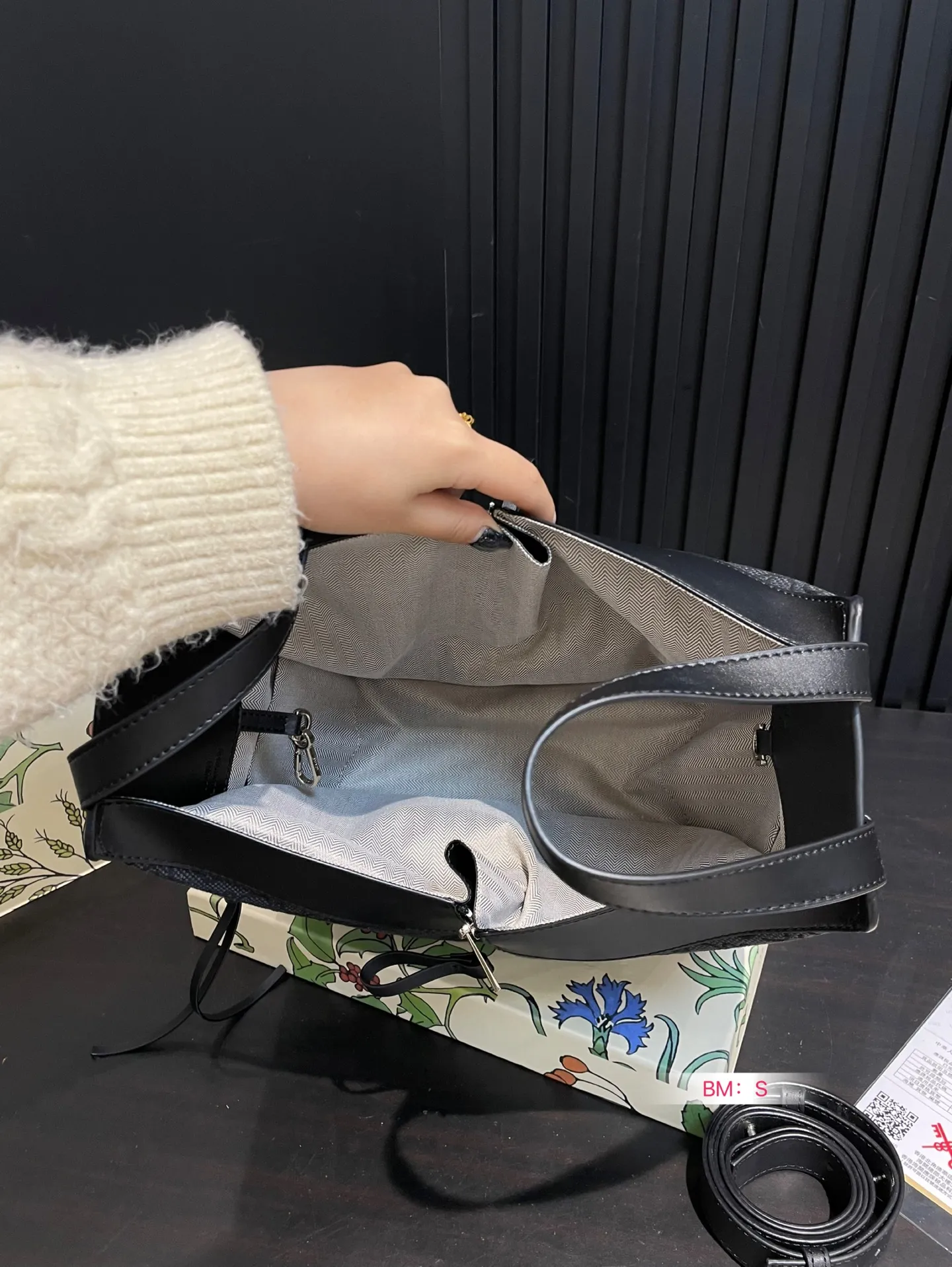 💰190 配盒 Loewe/罗意威🎒HAMMOCK吊篮水桶包,可爱暴击🔅超级Q 干净而利落的造型与背景.蕴含的优雅魅力.包包造型多变,可手提可单肩,设计简单利落 尺寸26*25cm