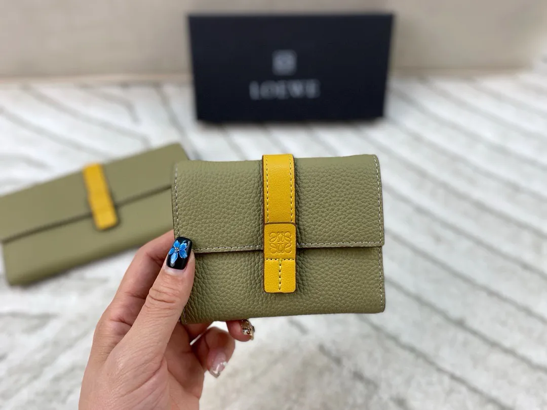 p110/p100 配盒🎁 Loewe罗意威钱包 设计感非常突出 简约又大气 经典小牛皮质感绝了~手感柔软 让人爱不释手!尺寸:长19*10.5/短11*9.5