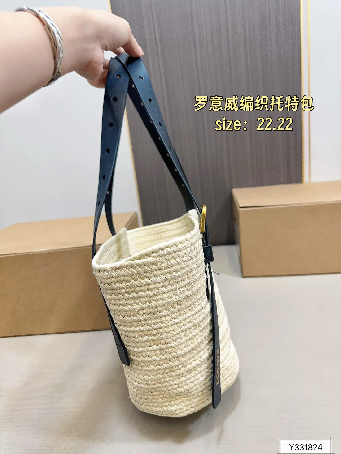 💰140 罗意威编织托特包 限定款hobo也太好看了 质感很高级 容量超级大也很耐用 日常出街背它回头率百分百 尺寸:22 22