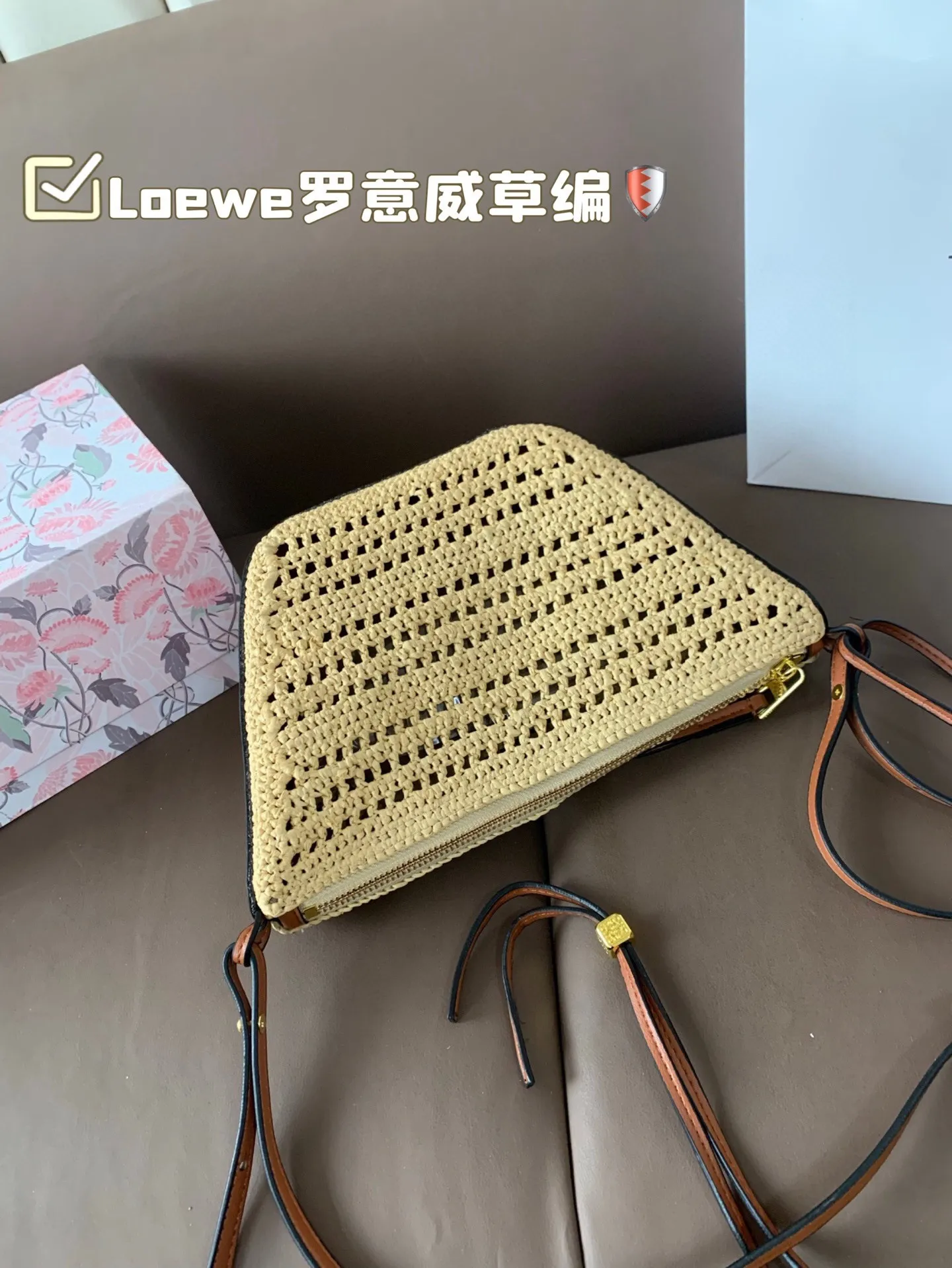 P180 Loewe罗意威草编 好适合夏天 自带一根腋下的肩带和一根斜挎长肩带 非常滴实用 尺寸18×16折叠盒