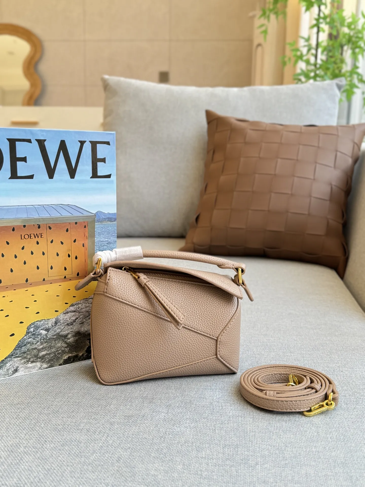 大💰160 折叠盒 小💰140 折叠盒 size:24×17/16×12 LOEWE罗意威 Puzzle 几何包/拼图包手提斜挎单肩包 焦糖色很🔥也很百搭 一年四季都可以背 低调又高级,闭眼入~ 这款自带logo的宽肩带puzzle太爱啦 妥妥时髦精一枚 满满的高级感扑面而来 经典永不过时的几何包,好心动啊