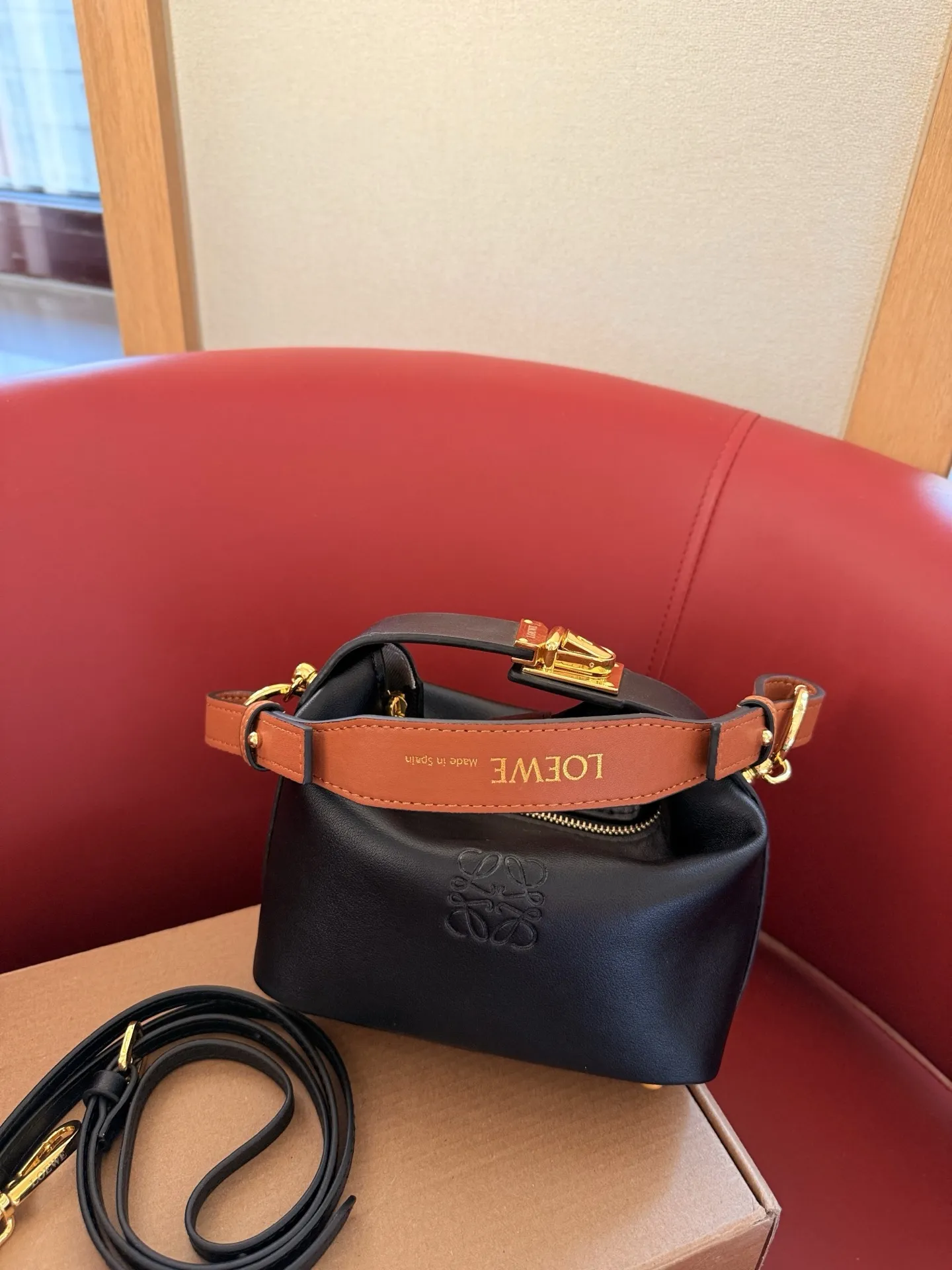 p130 礼盒包装🎁 罗意威最近超级火的便当包 最新款Loewe cubi 这个颜色最好看! 尺寸16cm 搜索🔍罗威饭盒包