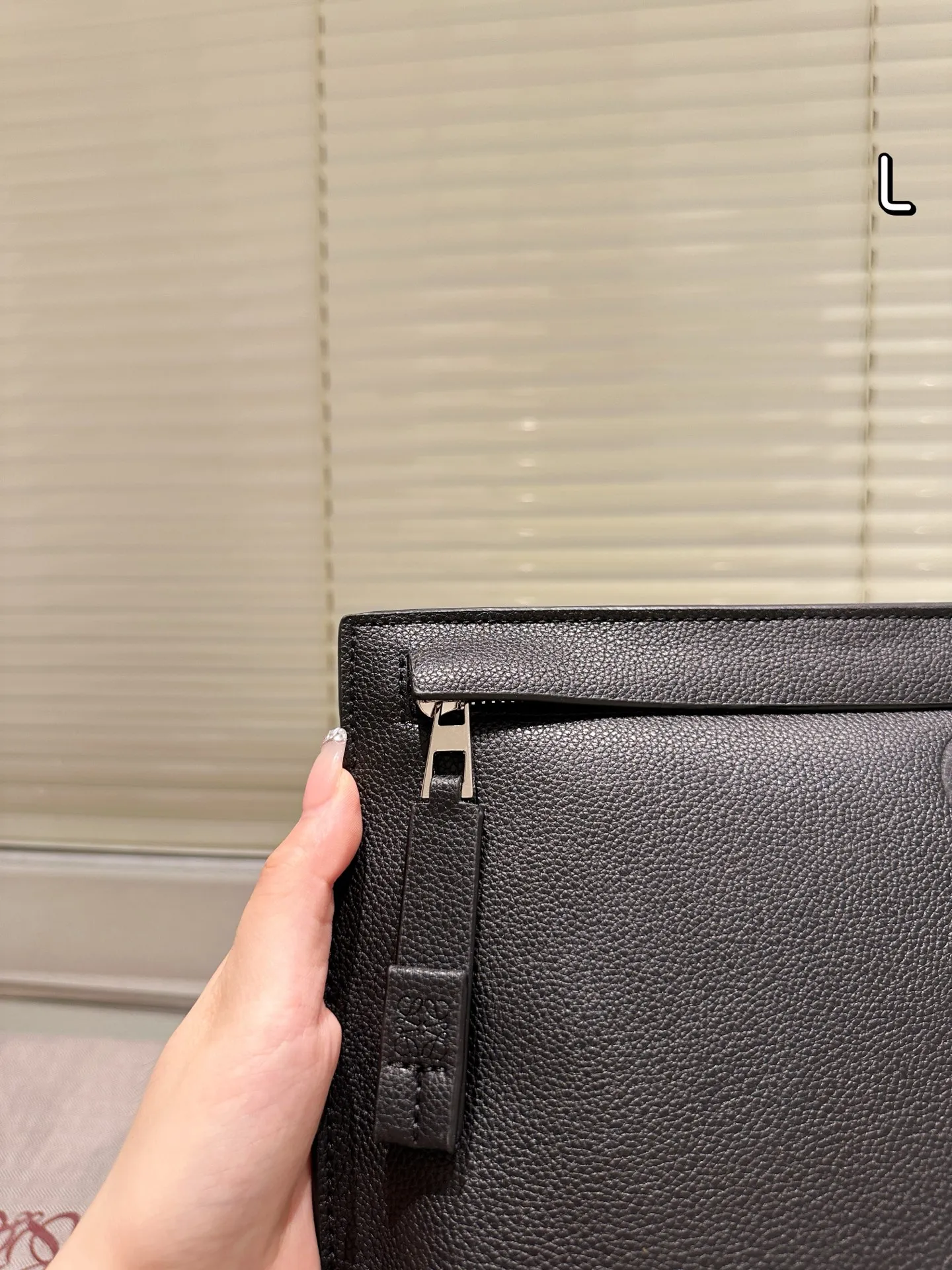 配礼盒🎁P140 Loewe 罗意威 手包 520限定手袋 甜而不腻的日常搭配 颜值质感被拿捏住了 凹造型必备✔️ 尺寸：31.20cm