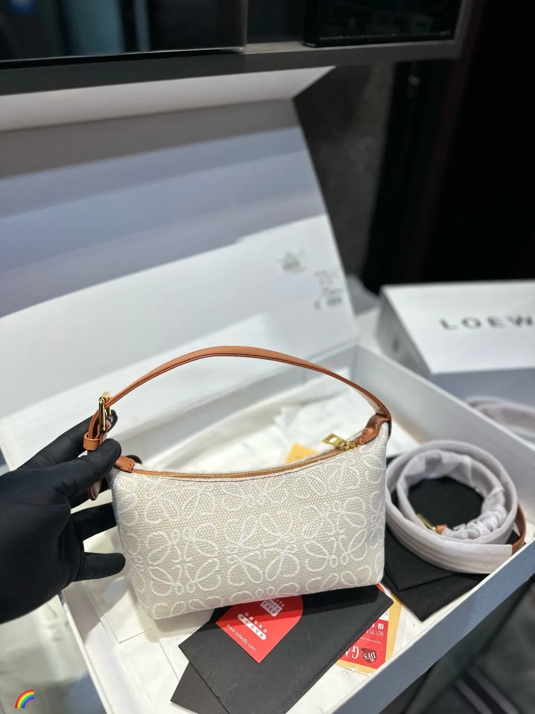 ❤️p125（礼盒包装）❤️ 罗意威饭盒包 新成员饭盒包终于来啦这个大小比较适合平时外出，装个手机卡包车钥匙都可以，想要功能性大的不要选择这个，装不进ipad!冬天就是要这种反差比较大的小巧玲珑的包，才能让臃肿大衣的外表下添加一些俏皮可爱!几千块的快乐就是做一-个女孩当#饭盒包风#尺寸20.12