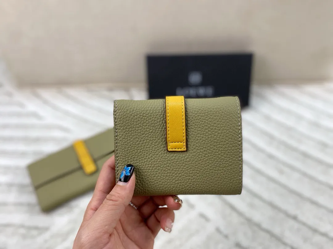 p110/p100 配盒🎁 Loewe罗意威钱包 设计感非常突出 简约又大气 经典小牛皮质感绝了～手感柔软 让人爱不释手！尺寸：长19*10.5/短11*9.5