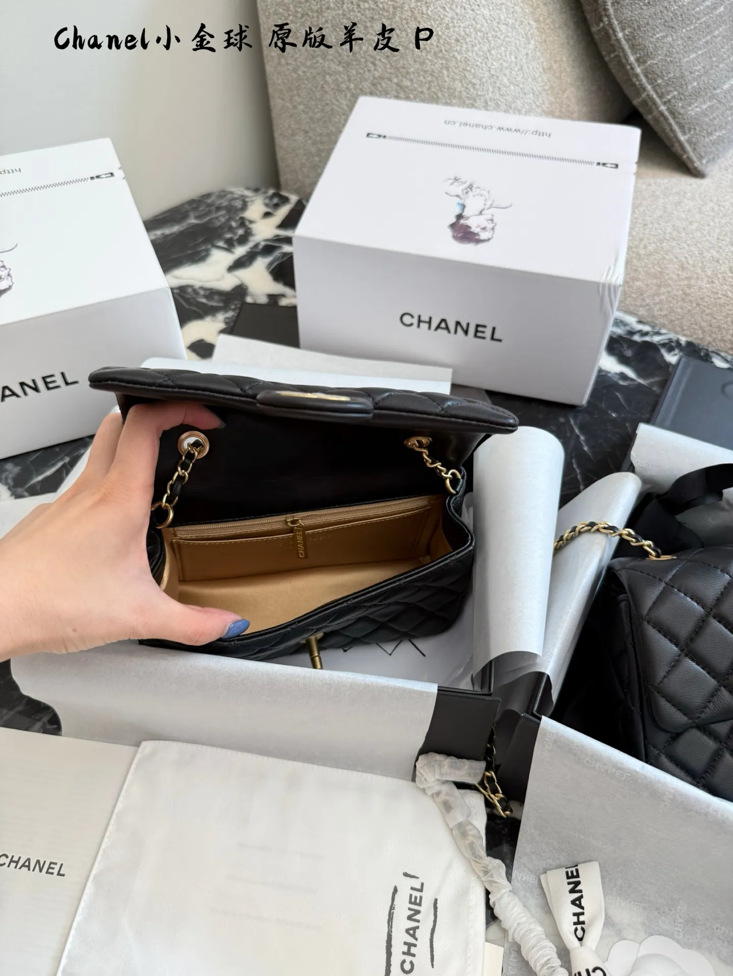 p220p225 羊皮 金球方胖子 &ldquo;New Arrival&rdquo; 最美金球方胖子人间香奈儿 白富美小姐姐必备款 ■单独夸最让人挪不开眼 就是小金球了太高级~ 今年的新款小香包链条可以调节 这一点太人性化了不管是高个子还是小个子圈都可以驾驭 #Chanel小金球 17cm20cm