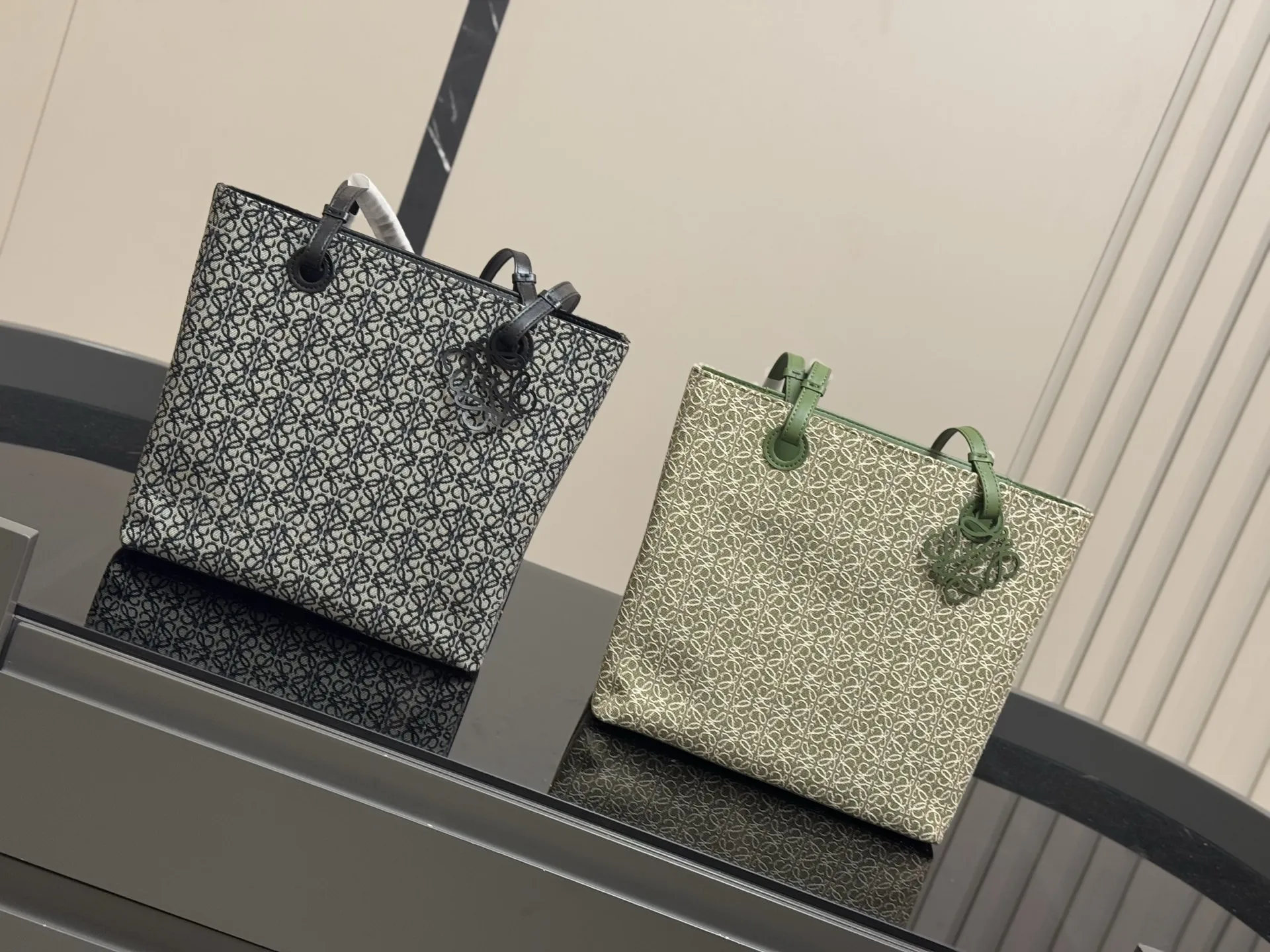 &yen;150 size：29*28cm（立） 罗意威帆布购物袋🛍️ 实物好装的一款包 最近出行都在背 皮帆布耐看有质感 它的容量很友好...