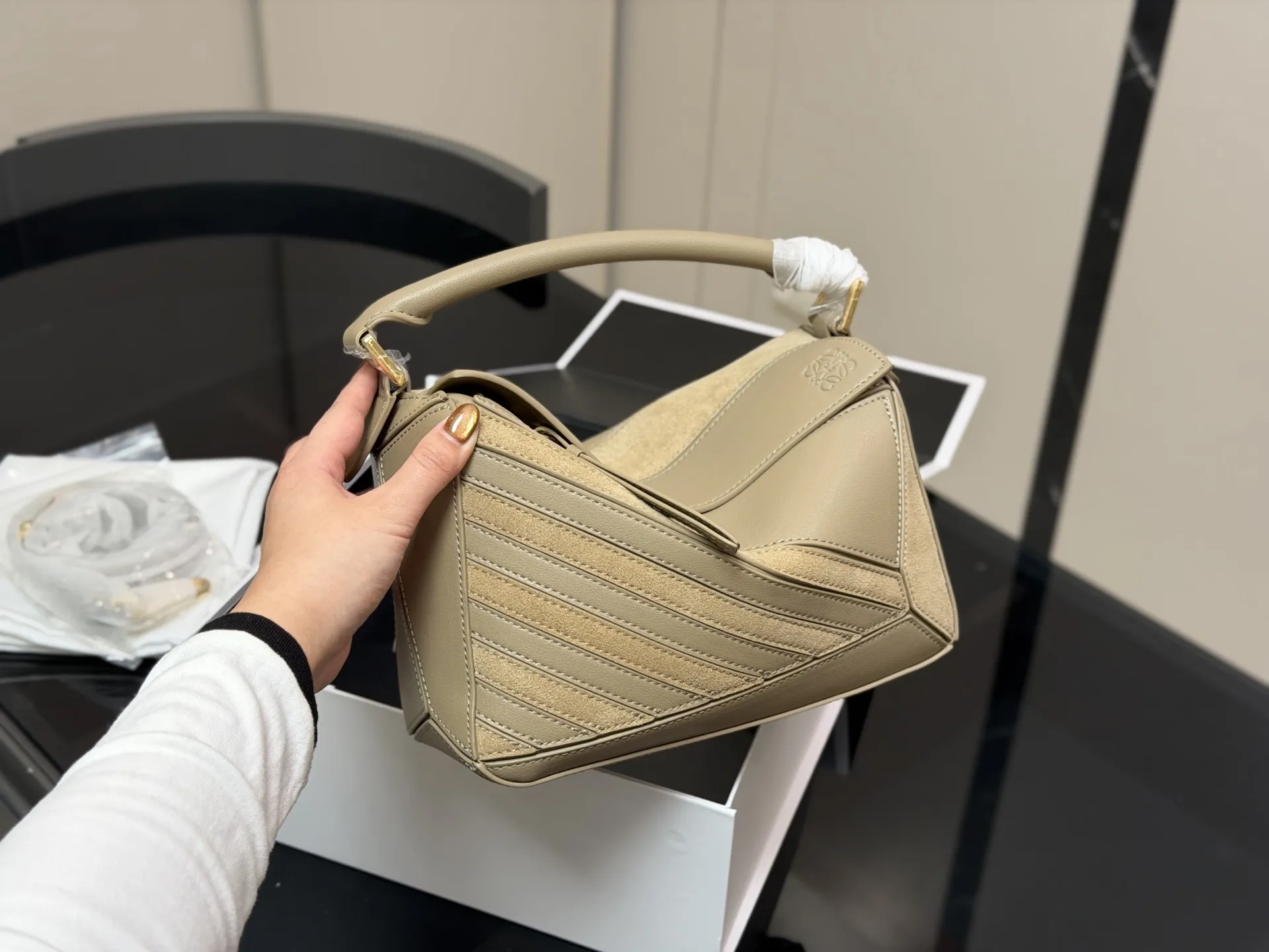 ¥250 配盒 牛皮 尺寸: 24*15cm loewe 罗意威几何包puzzle 真心是不能错过的, PUZZLE又出新花样|经典牛皮碰撞复古绒面革 皮质的碰撞和对比 视觉变化 彰显几何魅力