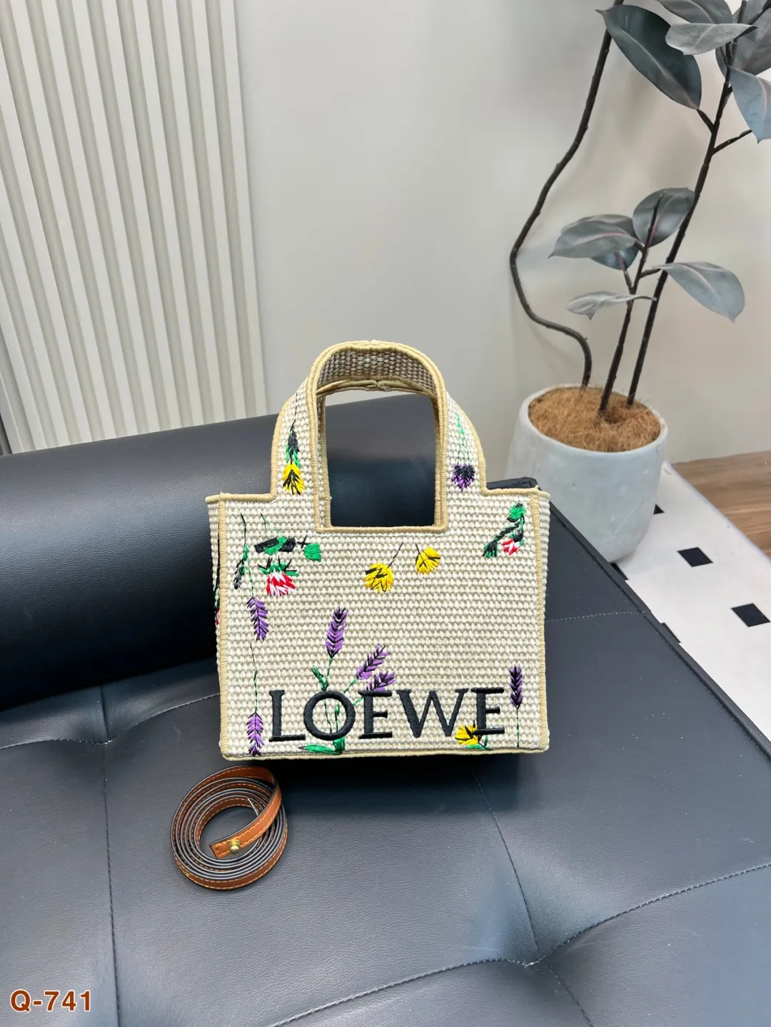 💰145💰150 好喜欢这个包!适合夏天罗意威Loewe草编包罗意威编织托特包Paulas's 1biza 夏日海岛系列推出了草编托特包包 巧妙融合了托特的商务之前线条和草编的夏日风情,加上Loewe粗体大logo 真的很难不爱呀,尺寸大号30 24 小号23 17cm