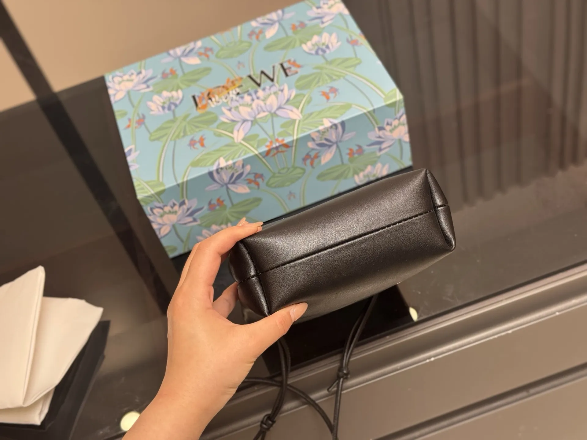 ¥145 配盒 罗意威pebble pouch 好能装 罗意威新出的pebble手机包 又好看又能装~ 自带的肩带可以随意调节 配上毛毡小挂件 很可爱 放手机充电宝墨镜盒等等都能放下 超级实用的包包 推荐! 尺寸:18.22cm