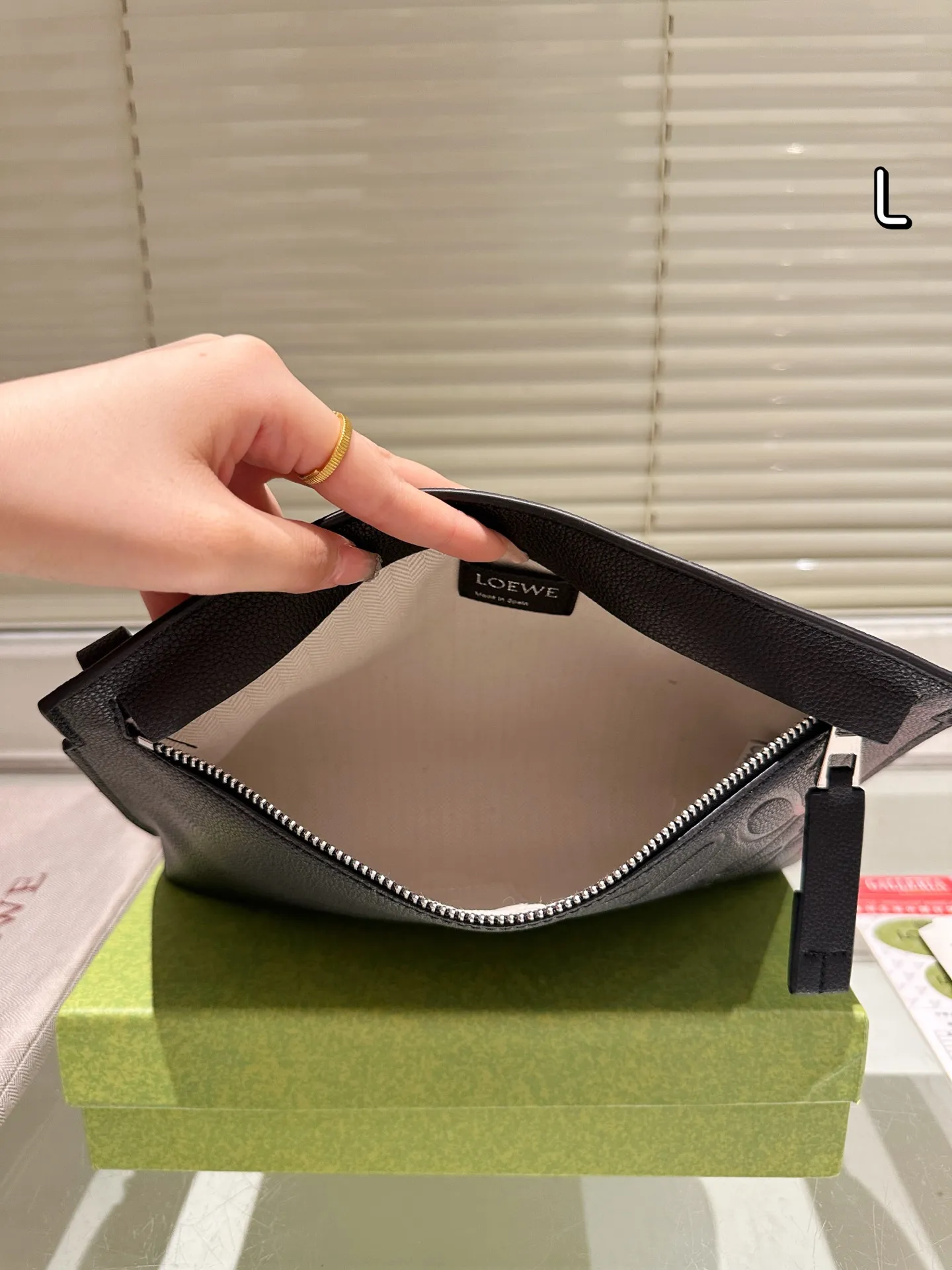 配礼盒🎁P140 Loewe 罗意威 手包 520限定手袋 甜而不腻的日常搭配 颜值质感被拿捏住了 凹造型必备✔️ 尺寸：31.20cm