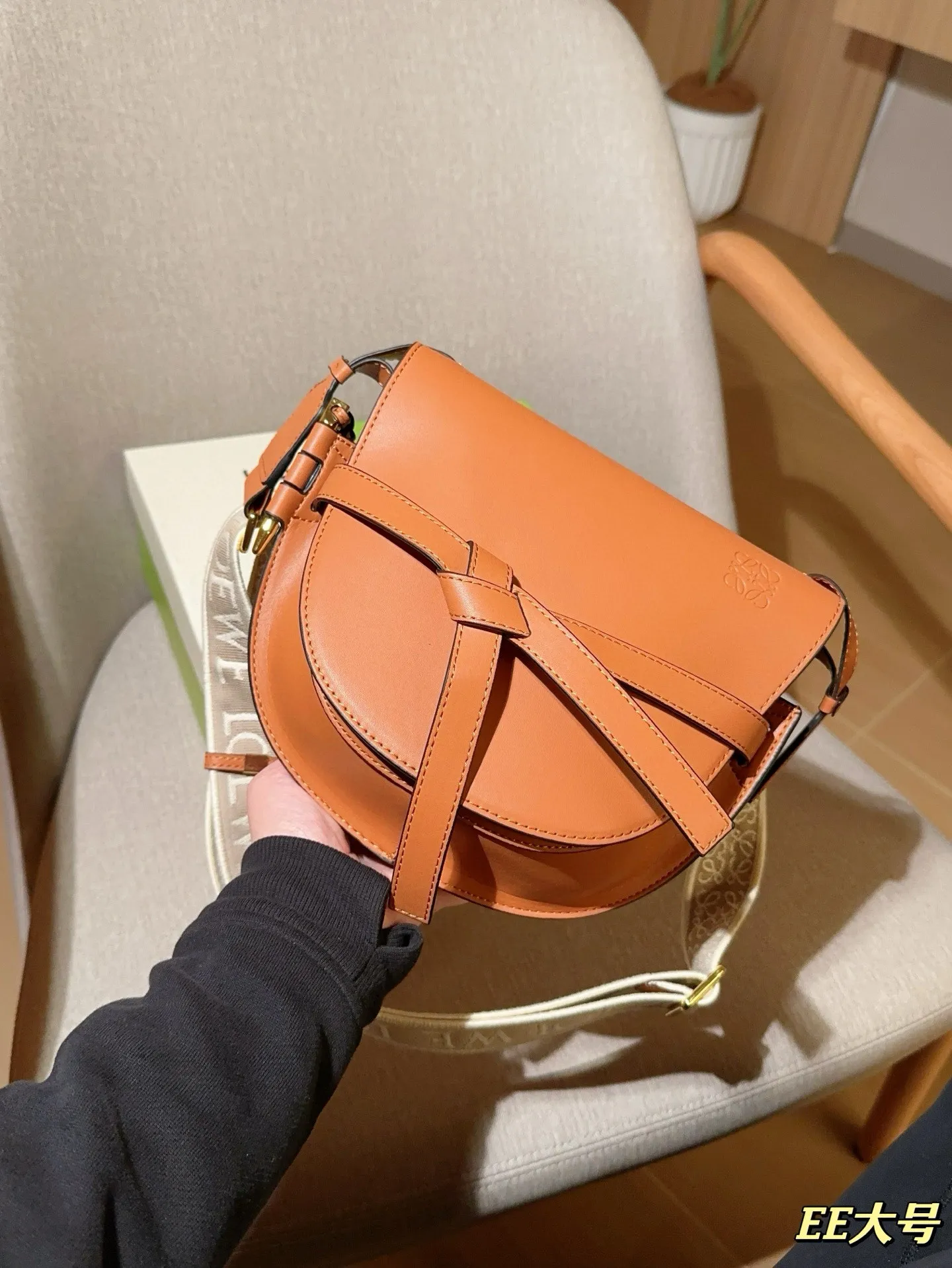 💰195 大号 Loewe罗意威 gate宽肩带马鞍包 单肩斜挎包 尺寸：24&times;20 礼盒包装🎁