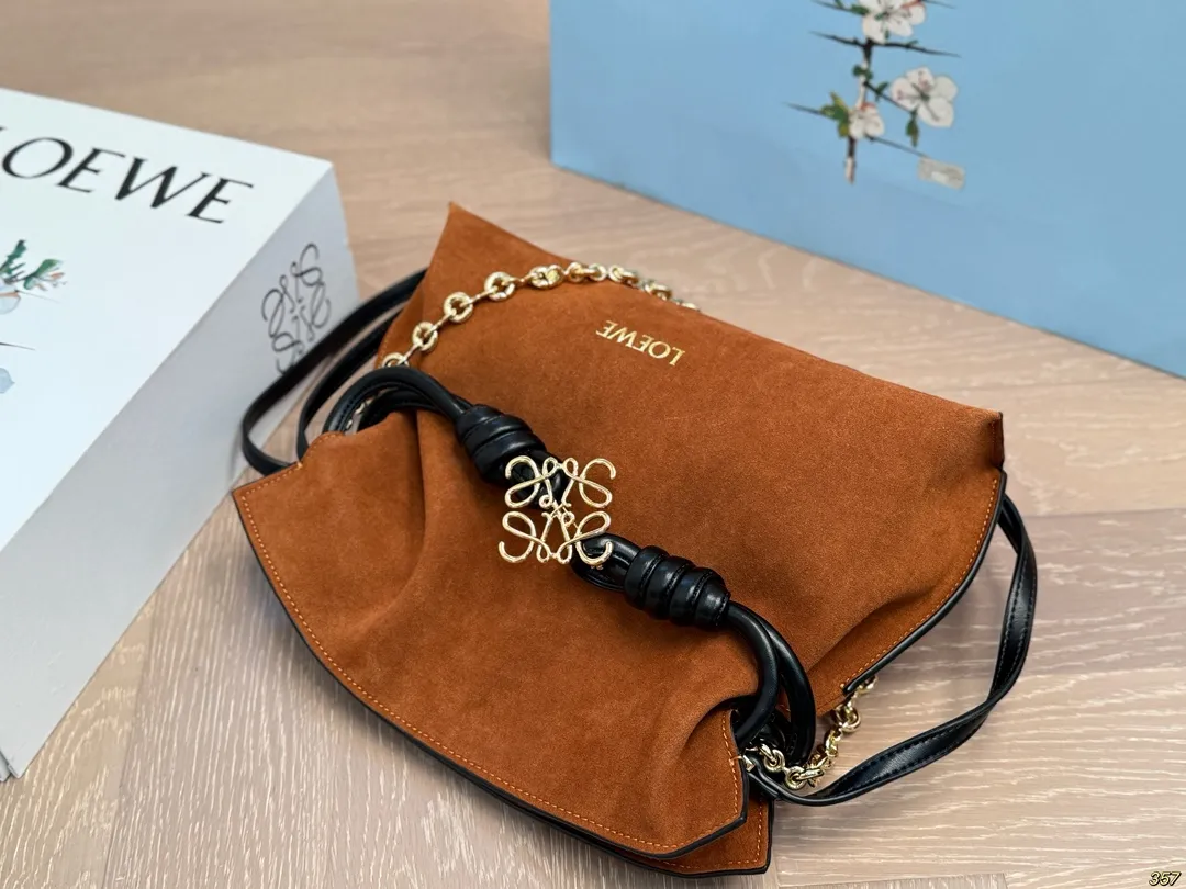 &yen;185折叠盒 罗意威 LOEWE flamencures福袋 舒适与精致并存 简洁大方 却又不失小心机 轻松朾造优雅通勤穿搭 尺寸30 20