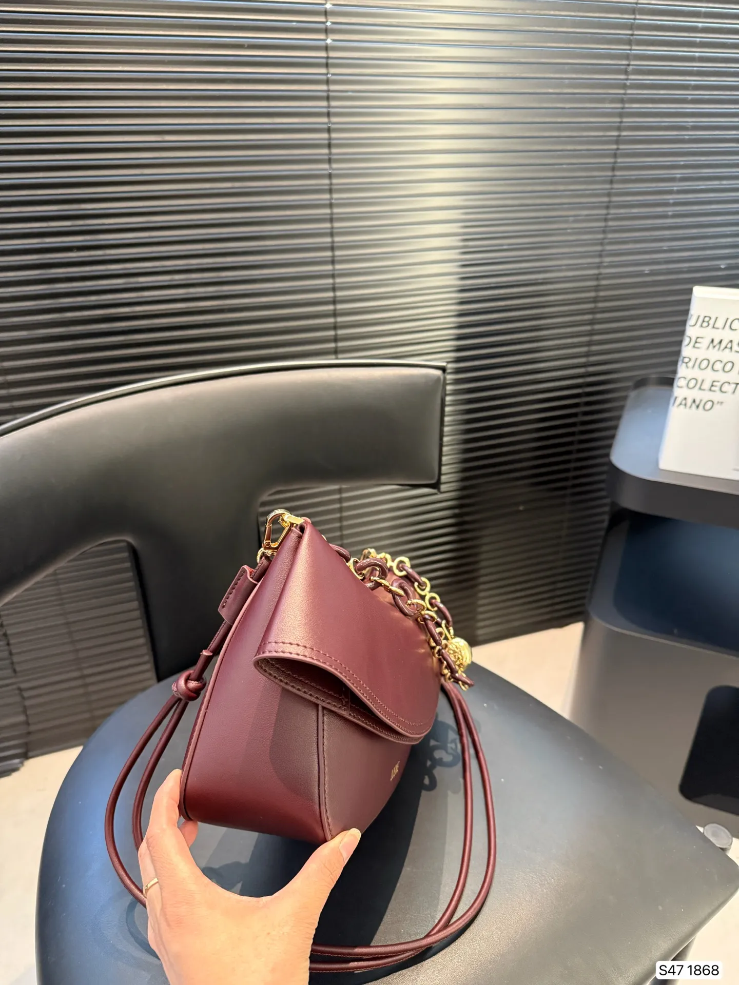 P285 罗意威LOEWE|七夕限定 Ola手袋，一眼心动! LOEWE这款 Ola手袋是七夕专属，简直美哭!弧形设计流畅优雅，搭配醒目的甜甜圈链条，辨识度超高。超实用，光滑牛皮革柔软轻便，背着毫无负担，超适时髦，细节太戳人:可拆卸管状肩带和链条，自由切换单肩或斜挎;翻盖开合顺滑，内袋收纳超方便。LOEWE烫金标志低调奢华，百搭又显气质。 尺寸：26 17 货号1868