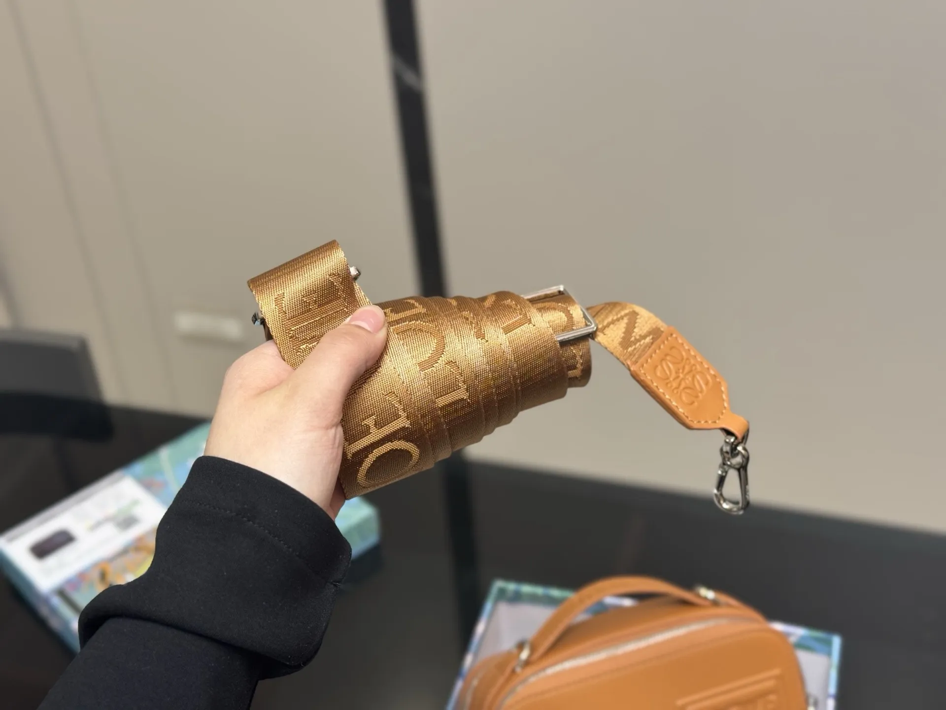 &yen;170 配盒 size：18.13cm Loewe Hammock 男女同款！ 罗意威 相机包超可爱 看预告就喜欢的要命， 特别可爱， 皮质也很好 摸起来滑滑的不会涩！