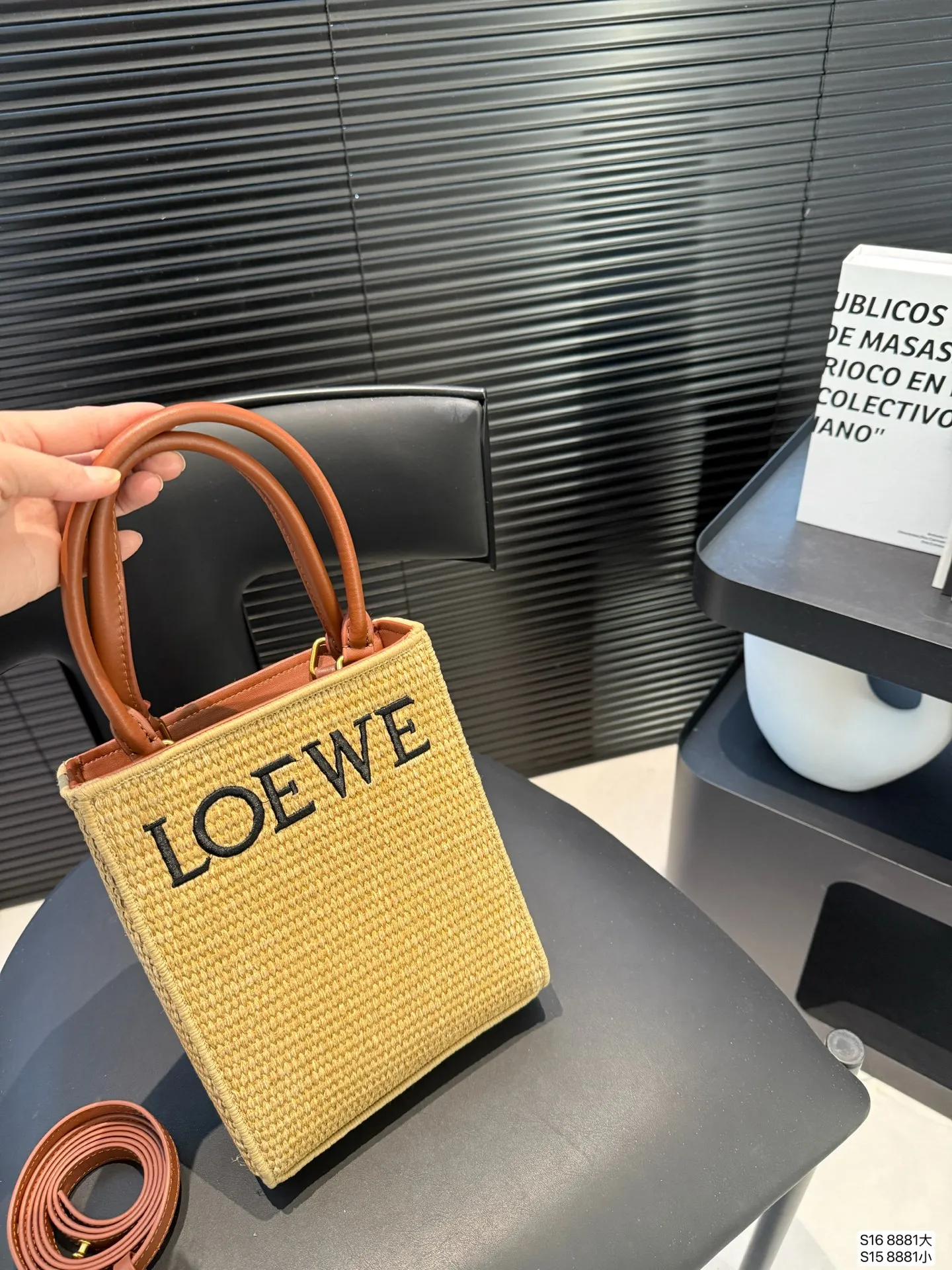 大号P130 小号P125 配盒子 罗意威编织托特包 Paulas's 1biza 夏日海岛系列推出了草编托特包包巧妙融合了托特的商务之前线条和草编的夏日风情，加上Loewe粗体大logo 真的很难不爱 尺寸大号28 36 小号17 22货号8881
