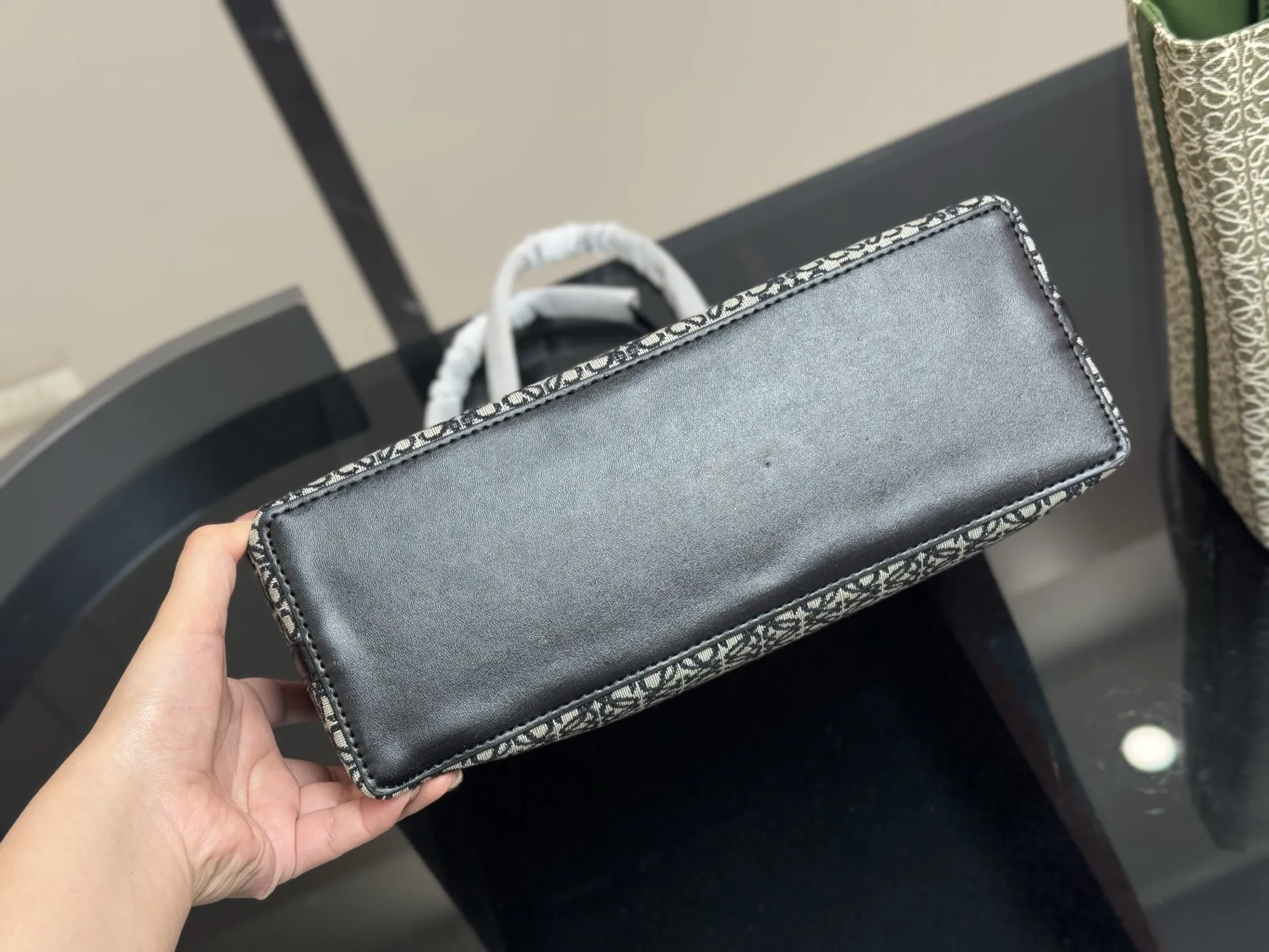 &yen;150 size：29*28cm（立） 罗意威帆布购物袋🛍️ 实物好装的一款包 最近出行都在背 皮帆布耐看有质感 它的容量很友好...