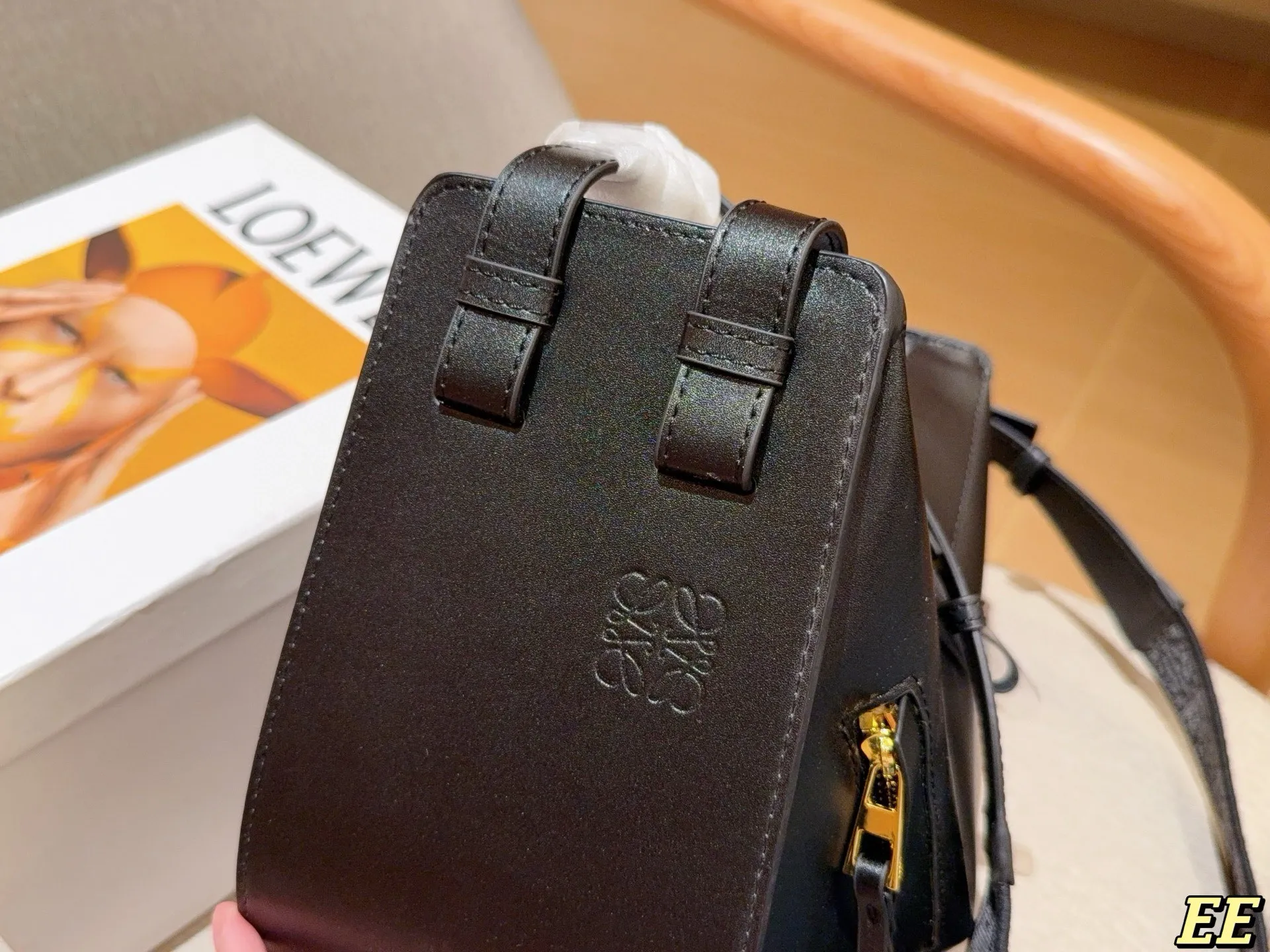 💰190 Loewe罗意威 新款的hammock 吊床包 时尚界“变形金刚” 单肩、斜挎、手拎、N种背法👜 尺寸:21×22×13 礼盒包装🎁