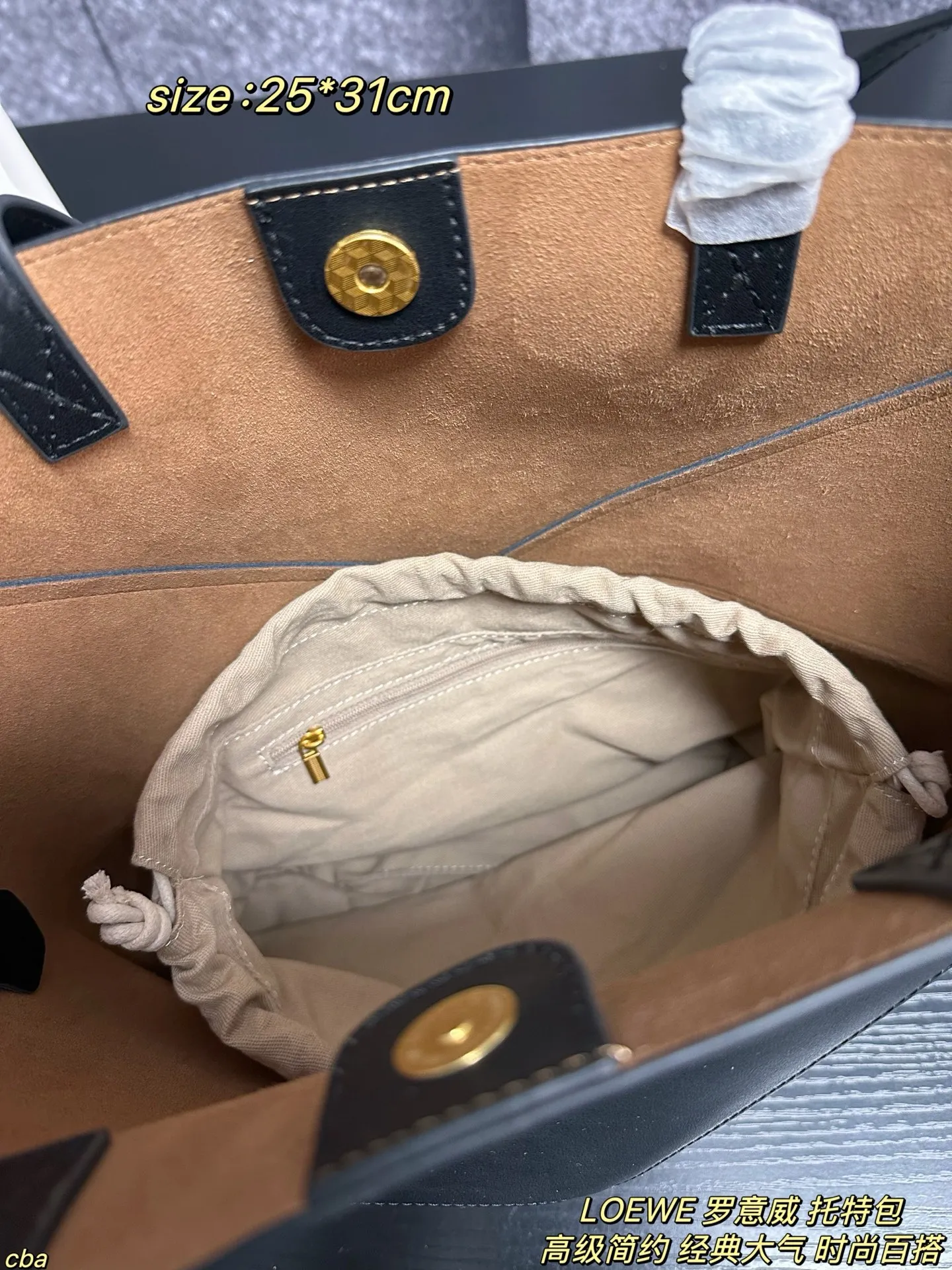 P225配盒 LOEWE 罗意威 托特包 罗意威新款的tote手袋无论是在工艺，质量，功能上还是在新奇，百搭，流行上都是一款非常值得购买的单品，几何剪裁拼接在一起再现标志性puzzle设计。 轻便且完全可折叠，便于携带。是完美的出行伙伴。皮革是一种新的光泽小牛皮 ，因其柔软的质感以及带 来现代感和锐度的光泽而备受青睐。以全新方式演绎低调优雅的LOEWE烫金logo。手柄采用纯粹干净的十字绣细节设计 ，更加耐用。 尺寸：25*31cm