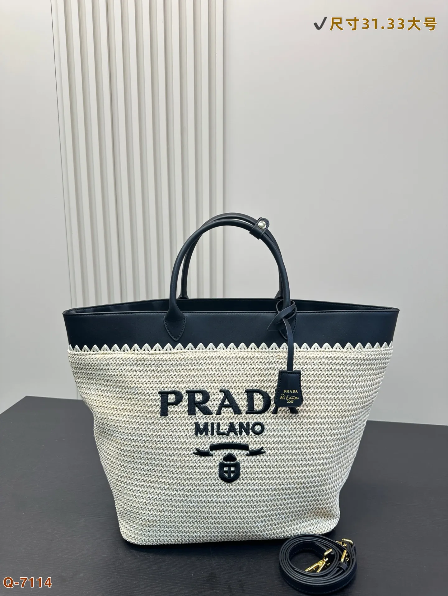 💰135尺寸小号21.23 💰135尺寸横款29.20 💰150尺寸大号31.33 普拉达prada阳光普拉达草编包购物袋的夏天啦,马上夏天了,来推荐这只prada阳光草编包.清爽也文艺,让你也可甜可美。设计也非常实用,容量也大。同款哦夏天怎么能少了草编包呢!