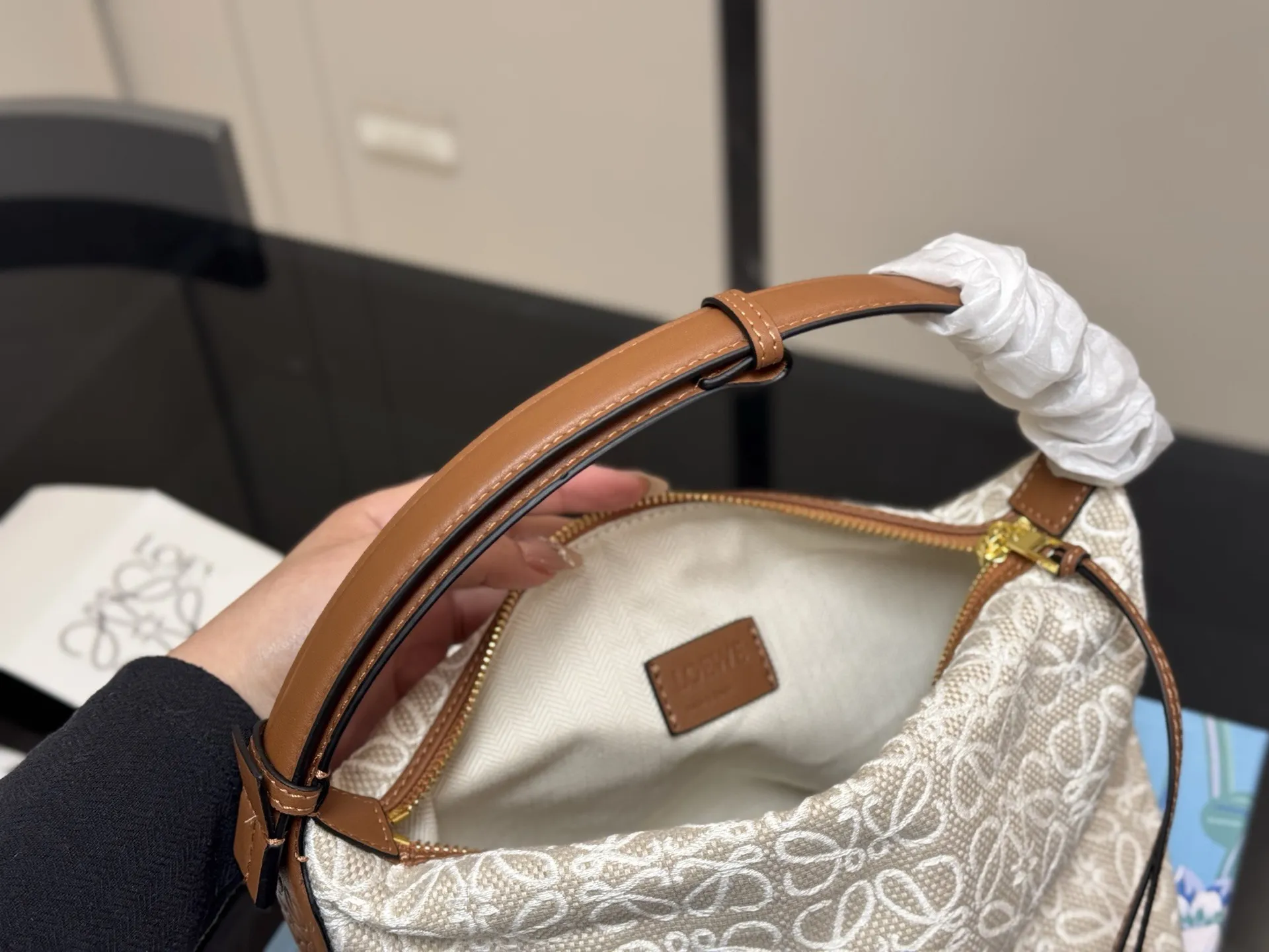 &yen;130 配盒 罗意威最近超级火的便当包 最新款Loewe cubi 提花帆布材质搭配黑色 这个颜色最好看！ 尺寸:22&times;15cm（小） 搜索🔍罗威饭盒包