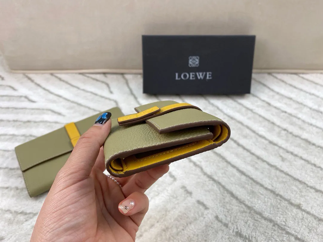 p110/p100 配盒🎁 Loewe罗意威钱包 设计感非常突出 简约又大气 经典小牛皮质感绝了~手感柔软 让人爱不释手!尺寸:长19*10.5/短11*9.5