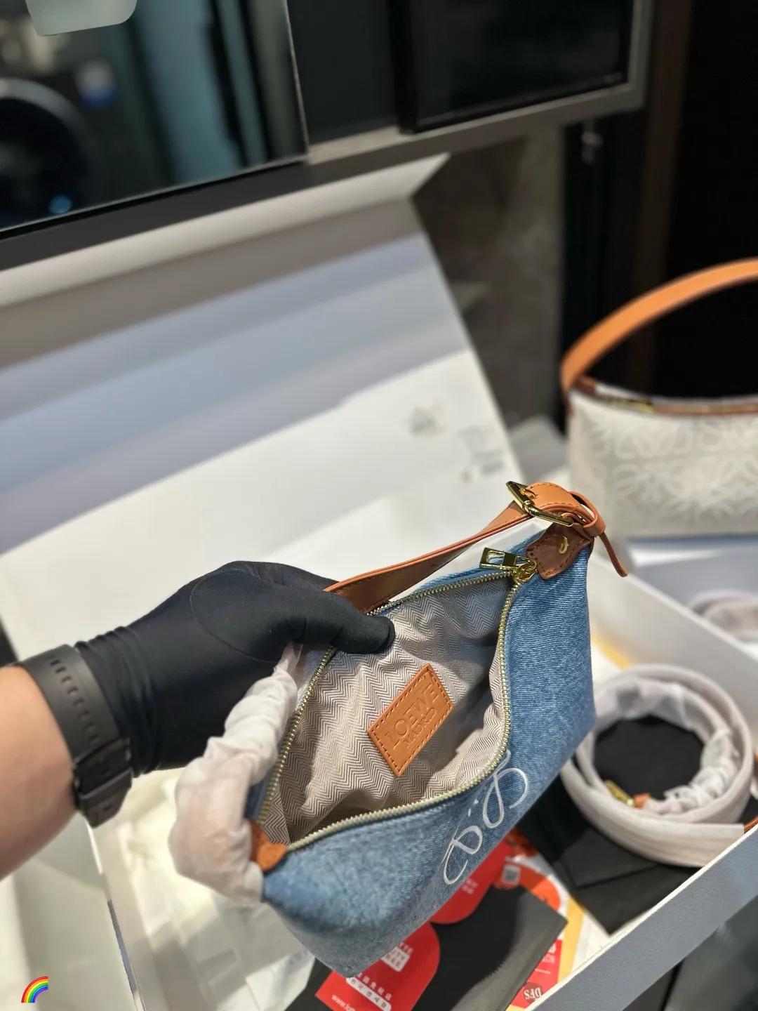 ❤️p125（礼盒包装）❤️ 罗意威饭盒包 新成员饭盒包终于来啦这个大小比较适合平时外出，装个手机卡包车钥匙都可以，想要功能性大的不要选择这个，装不进ipad!冬天就是要这种反差比较大的小巧玲珑的包，才能让臃肿大衣的外表下添加一些俏皮可爱!几千块的快乐就是做一-个女孩当#饭盒包风#尺寸20.12