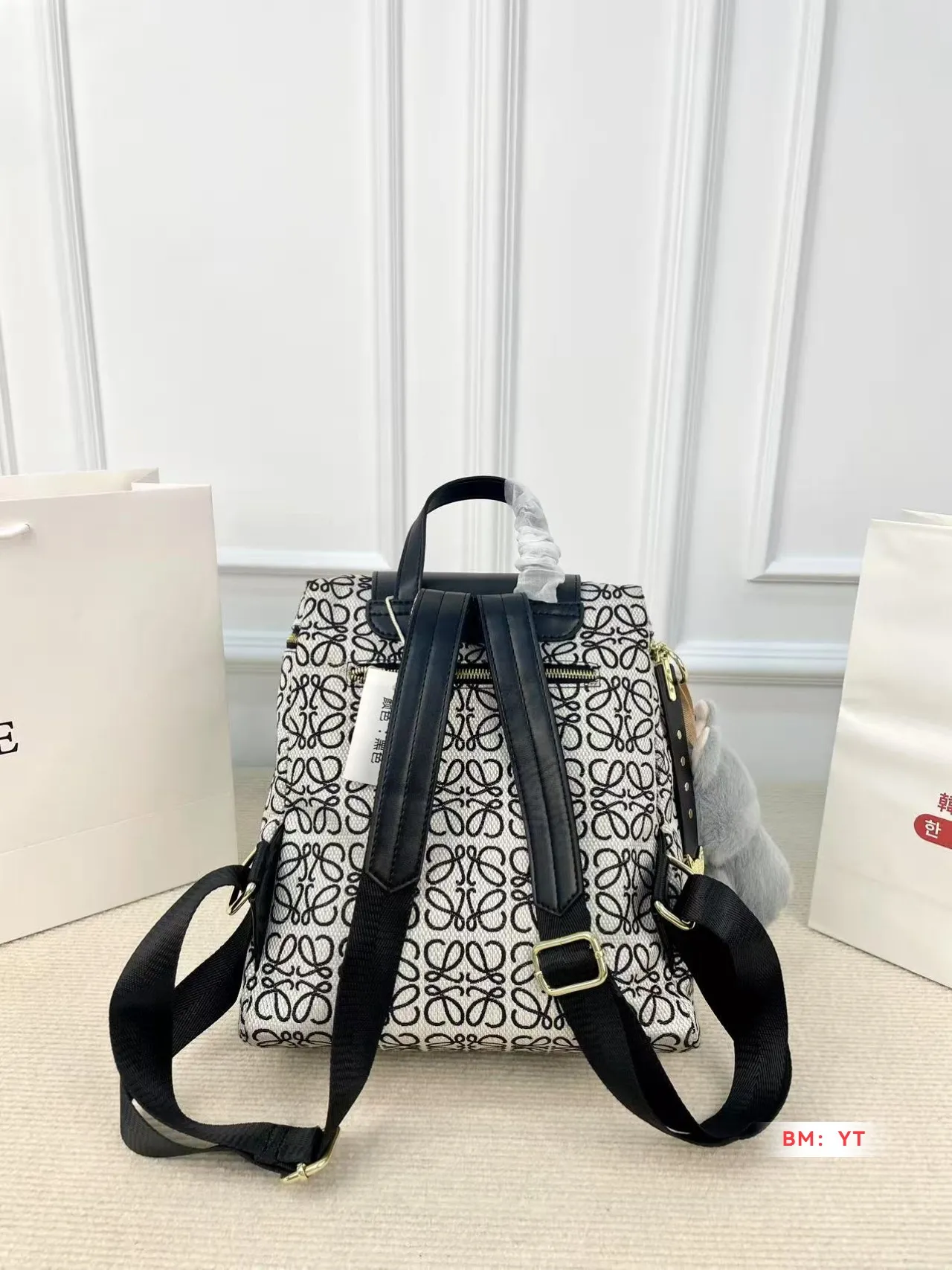 💰120 罗意威 爆款双肩出货 新款 男女背都好看 作为一只合格的双肩包 一定要好看 舒适 耐造 背包比较大 远途旅行带它准没错 也是学生党的最佳选择 超级实用 再适合不过小哥哥们和高挑的小姐姐啦 😍尺寸：25*28