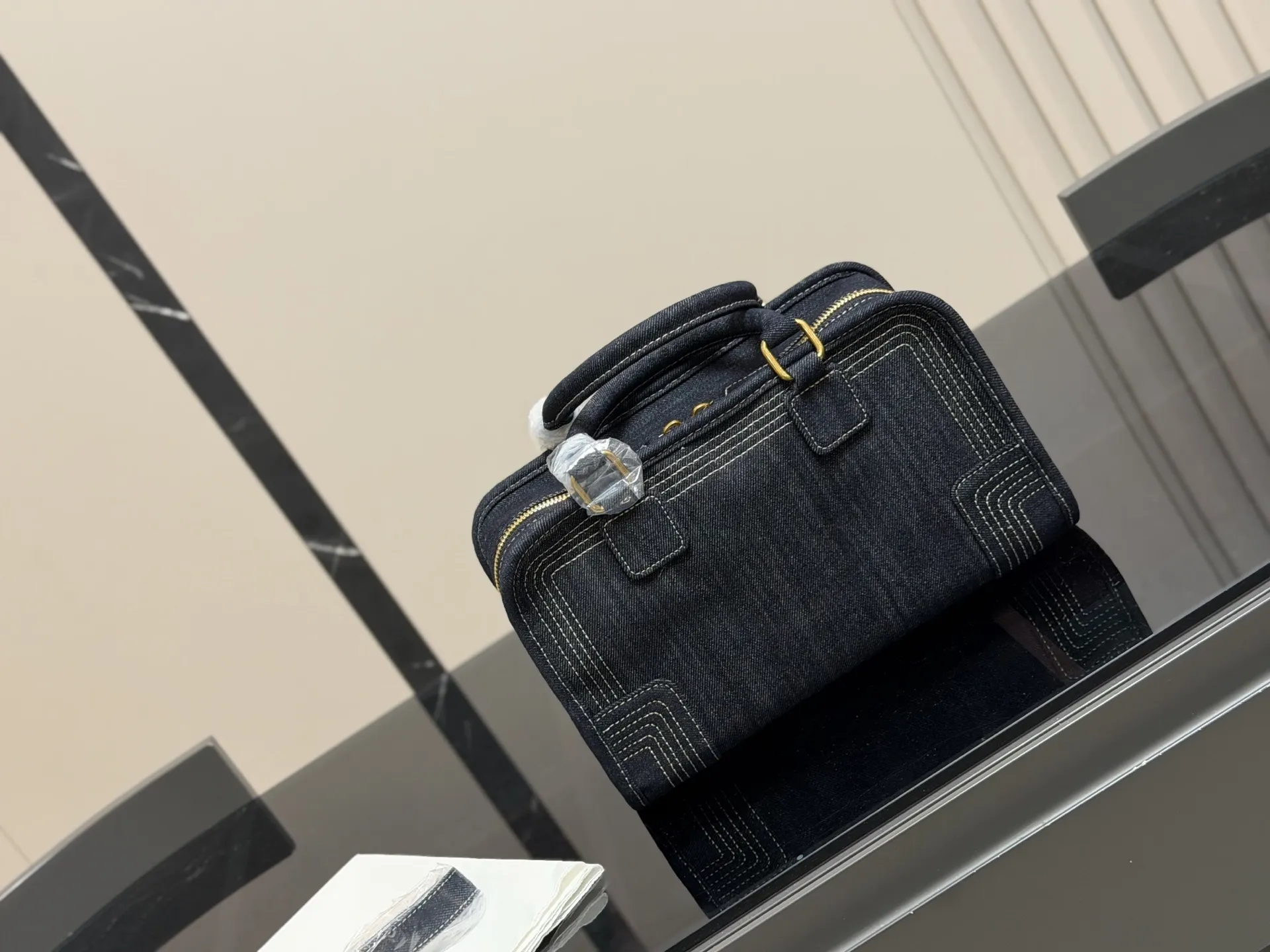 ¥220 这才是罗意威最值得入的中古包吧! 太好装了容量很大出差旅行必备的大包首选真的很小众因为这一只是中古包所以很少见~ 但是真的好好看拼色帆布有一种流浪的艺术家的感觉还可以斜挎的小个子女孩子也hold住~ 中古包包分享|罗 意威中古 尺寸:29.18cm