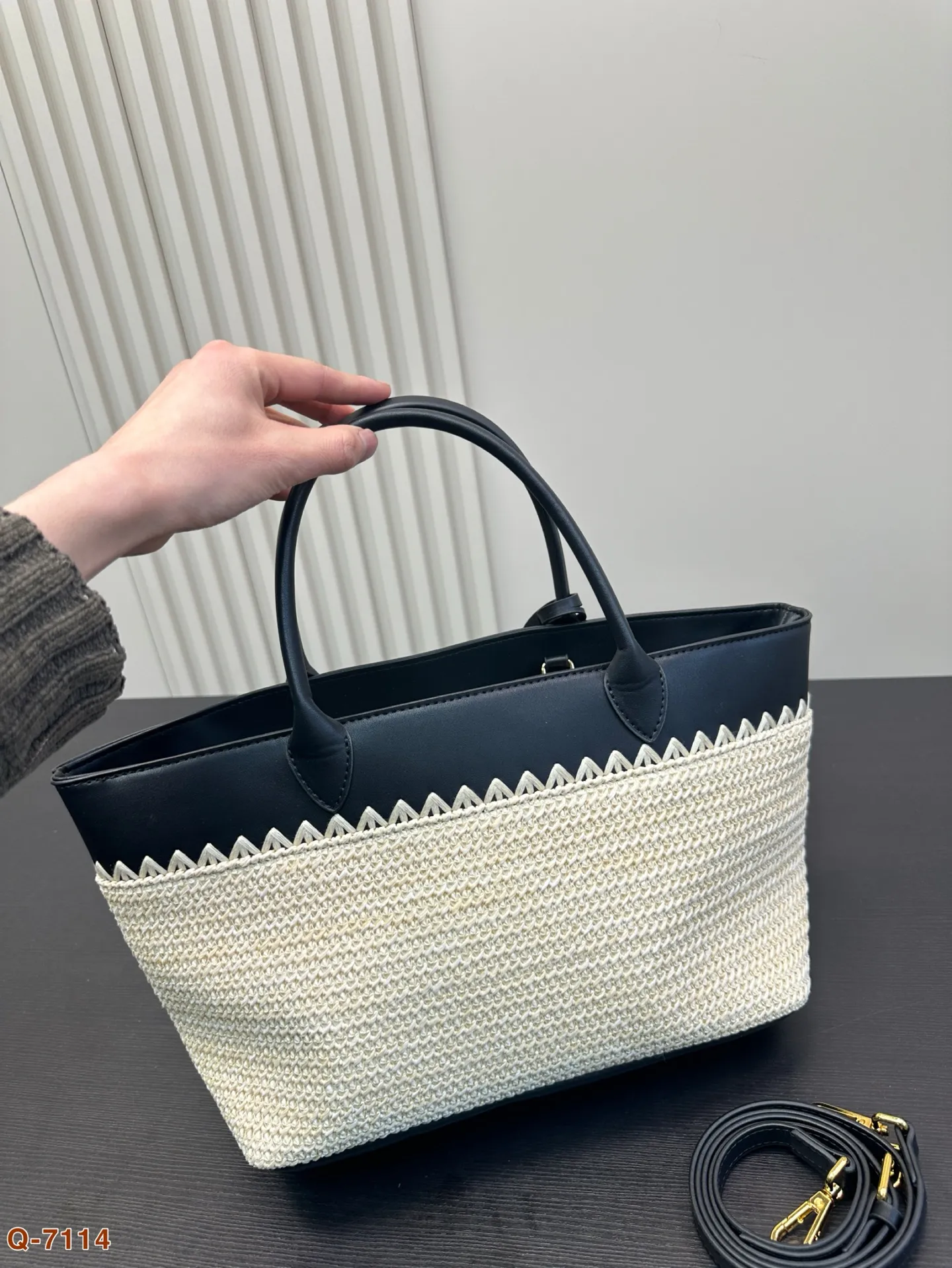 💰135尺寸小号21.23 💰135尺寸横款29.20 💰150尺寸大号31.33 普拉达prada阳光普拉达草编包购物袋的夏天啦,马上夏天了,来推荐这只prada阳光草编包.清爽也文艺,让你也可甜可美。设计也非常实用,容量也大。同款哦夏天怎么能少了草编包呢!