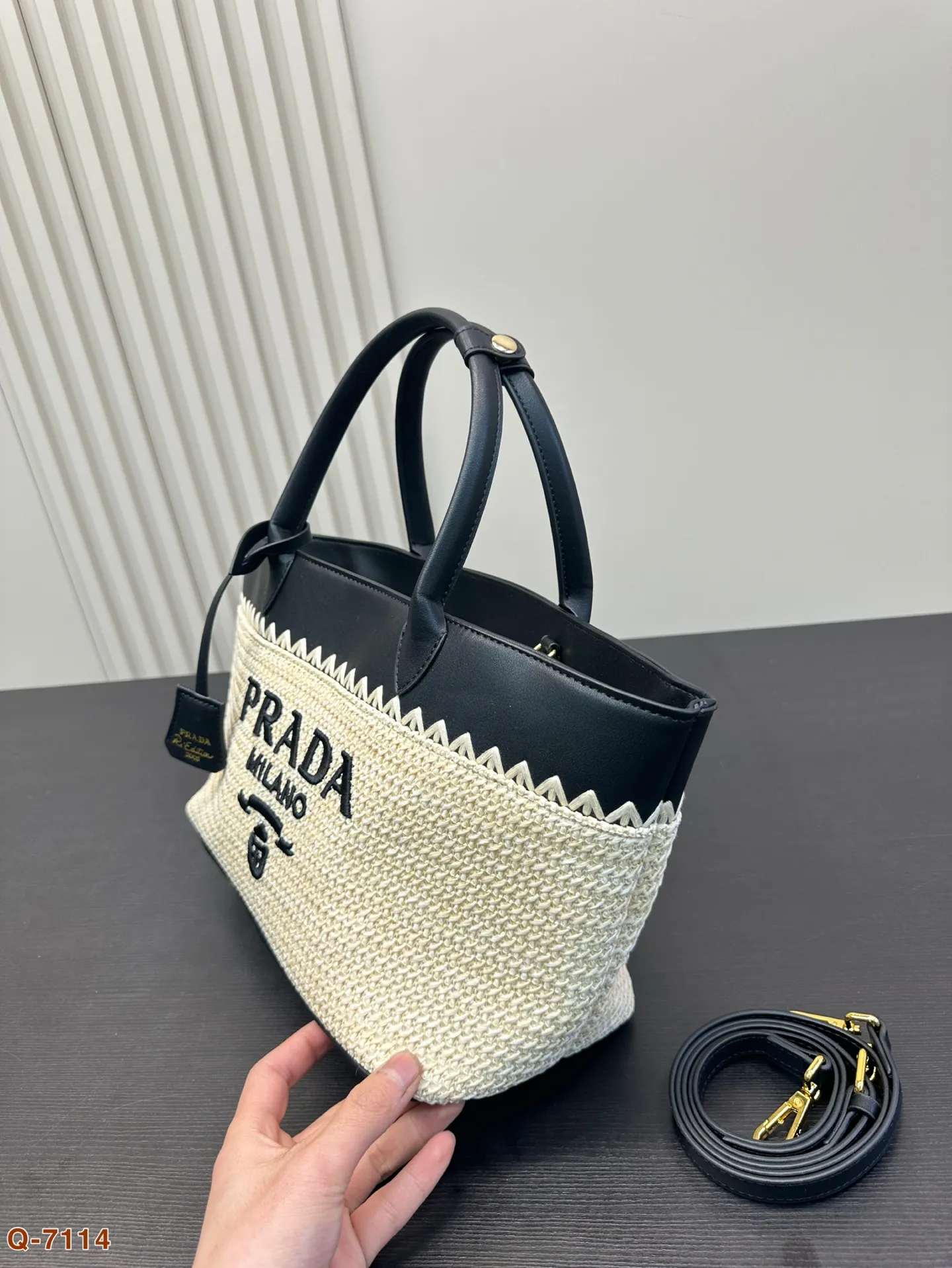 💰135尺寸小号21.23 💰135尺寸横款29.20 💰150尺寸大号31.33 普拉达prada阳光普拉达草编包购物袋的夏天啦，马上夏天了，来推荐这只prada阳光草编包.清爽也文艺，让你也可甜可美。设计也非常实用，容量也大。同款哦夏天怎么能少了草编包呢！