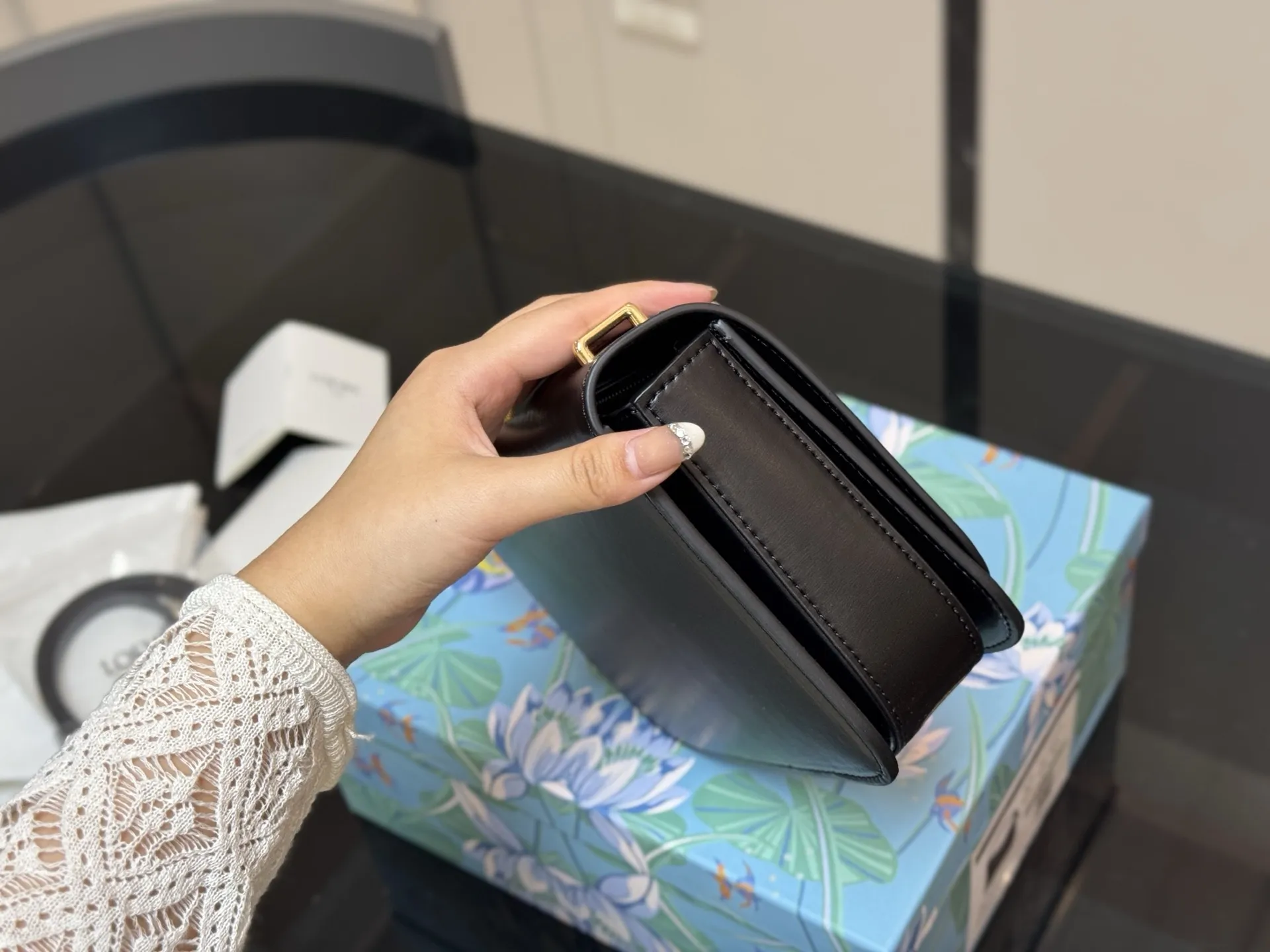 &yen;180 配盒 size：22*16cm Loewe/罗意威 新肩带很美哦！ Gate Bag 豆腐斜挎包， 感觉gate是Loewe的礼物 ！ ⚠牛皮皮质！