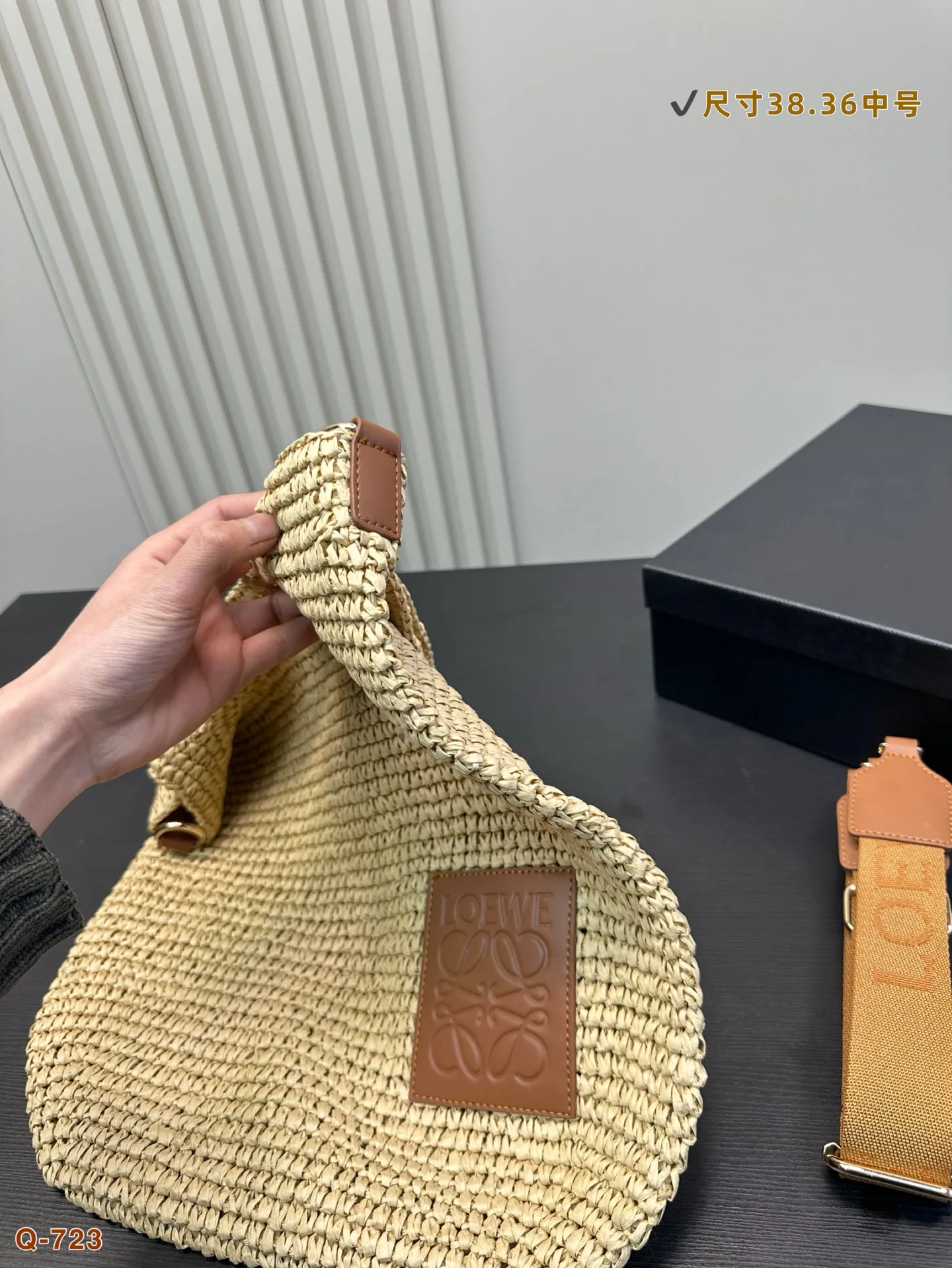 💰150 罗意威编织托特包,简单搭配的包袋,非常大气。 搭配衣服也是毫无难度。尺寸:38.36