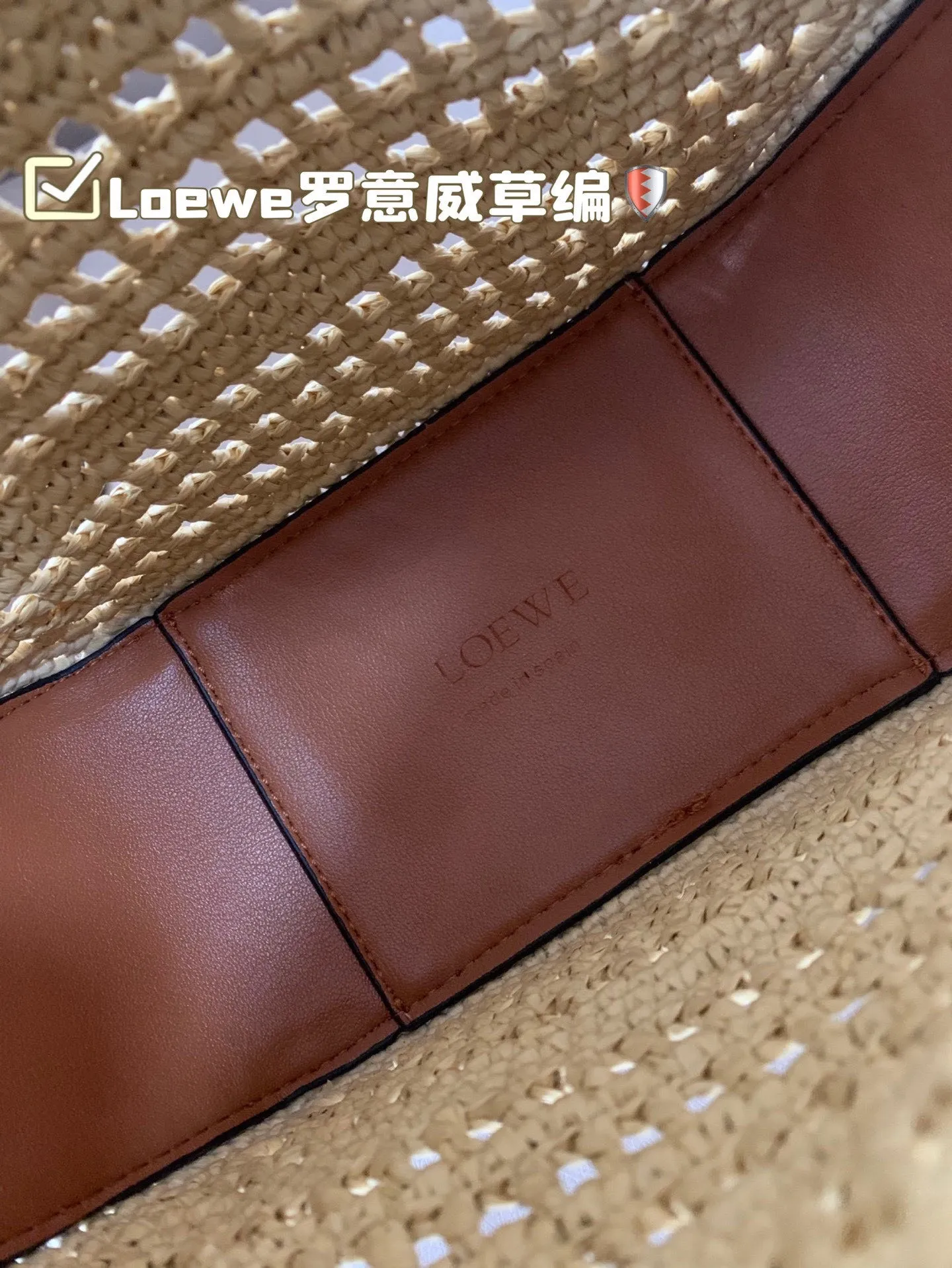 P180 Loewe罗意威草编 好适合夏天 自带一根腋下的肩带和一根斜挎长肩带 非常滴实用 尺寸18&times;16折叠盒
