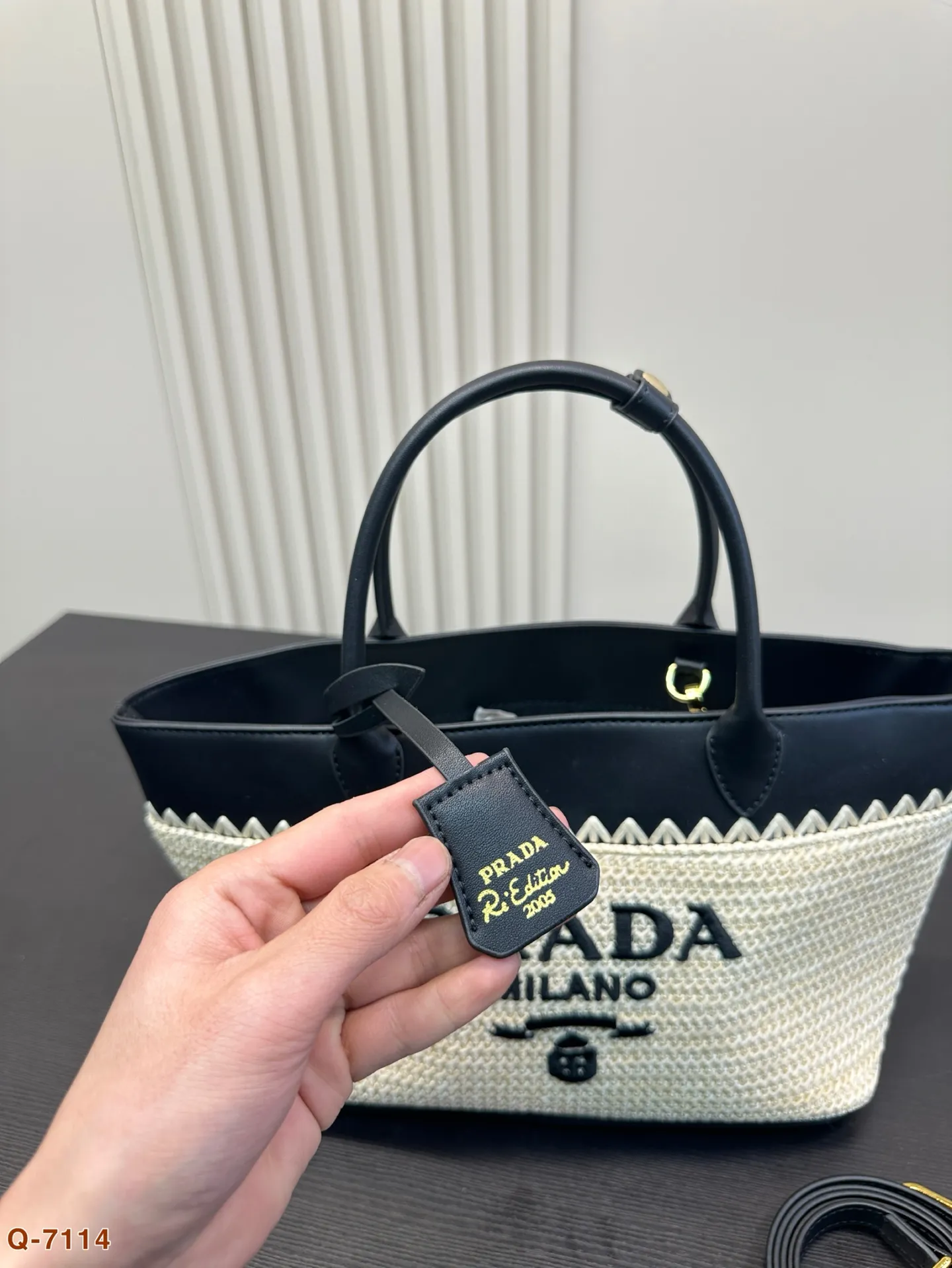 💰135尺寸小号21.23 💰135尺寸横款29.20 💰150尺寸大号31.33 普拉达prada阳光普拉达草编包购物袋的夏天啦,马上夏天了,来推荐这只prada阳光草编包.清爽也文艺,让你也可甜可美。设计也非常实用,容量也大。同款哦夏天怎么能少了草编包呢!