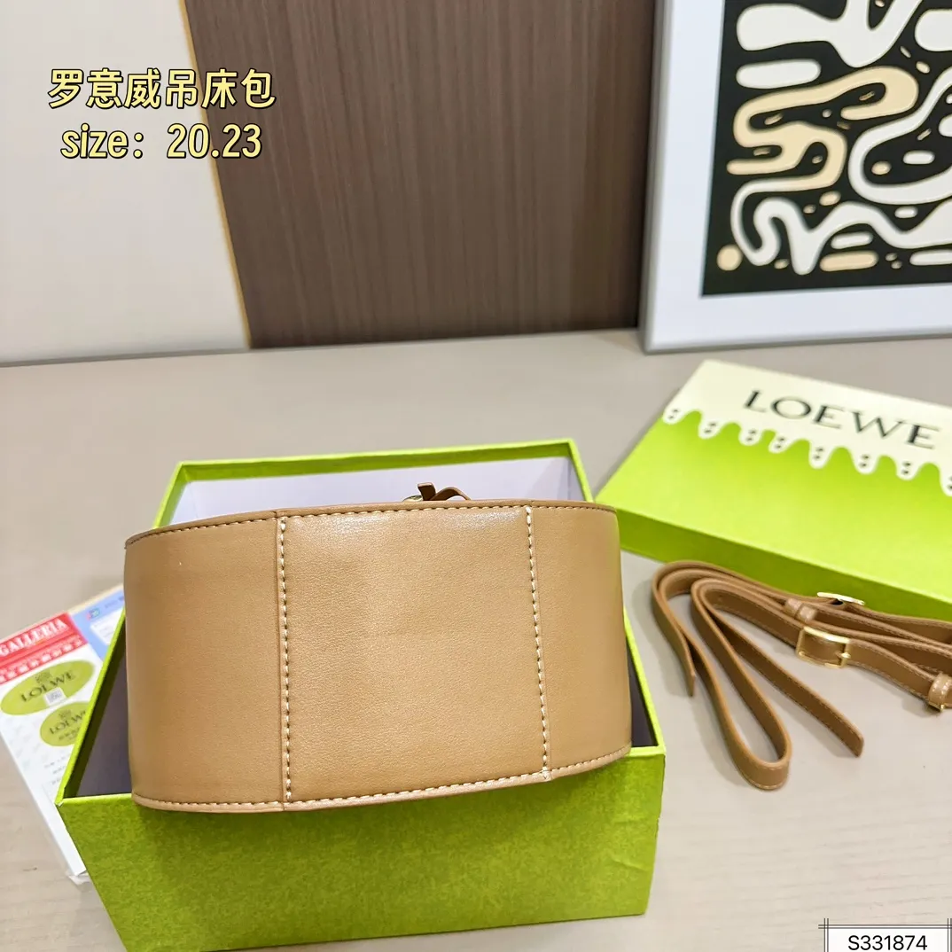 💰190(配盒) 尺寸20×23 LOEWE罗意威25Hammock hobo吊床包 面对不同造型都能轻松变换 容量感人,包身轻盈又简洁 百变腋下包 手感真的绝绝子