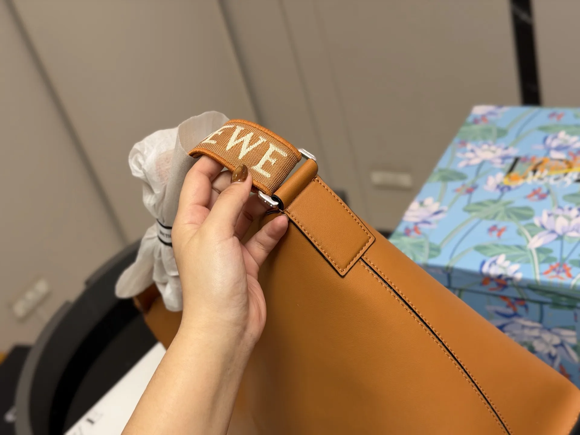 &yen;185 &yen;205 配盒 Loewe LOEWE/罗意威 牛皮cubi单肩包斜跨 loewe家比较低调的一个款式 小牛皮皮质超柔软自重又很轻 而且容量很大肩带可以调节能单肩斜挎 尺寸:21.22cm 33.29cm