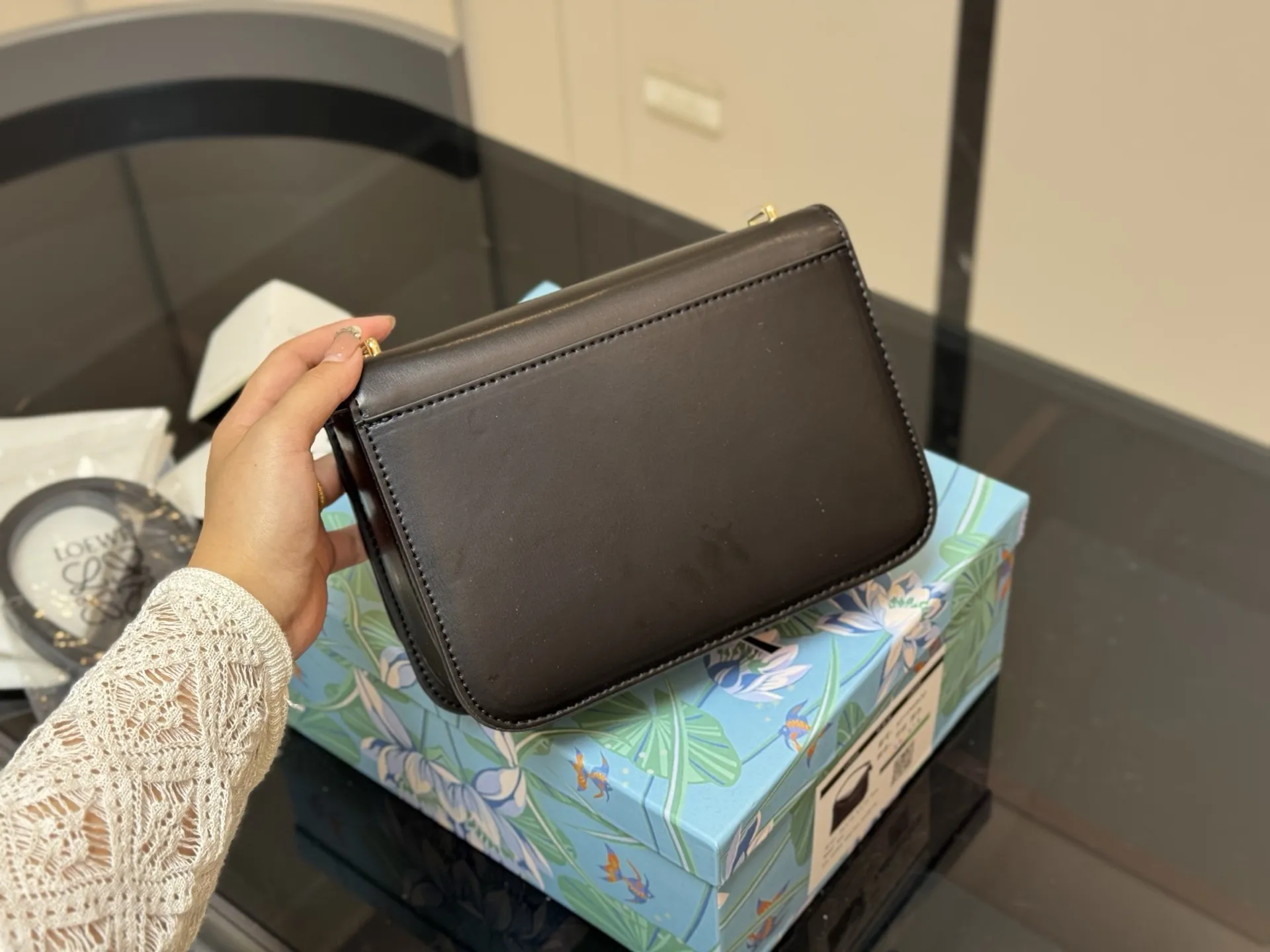 &yen;180 配盒 size：22*16cm Loewe/罗意威 新肩带很美哦！ Gate Bag 豆腐斜挎包， 感觉gate是Loewe的礼物 ！ ⚠牛皮皮质！