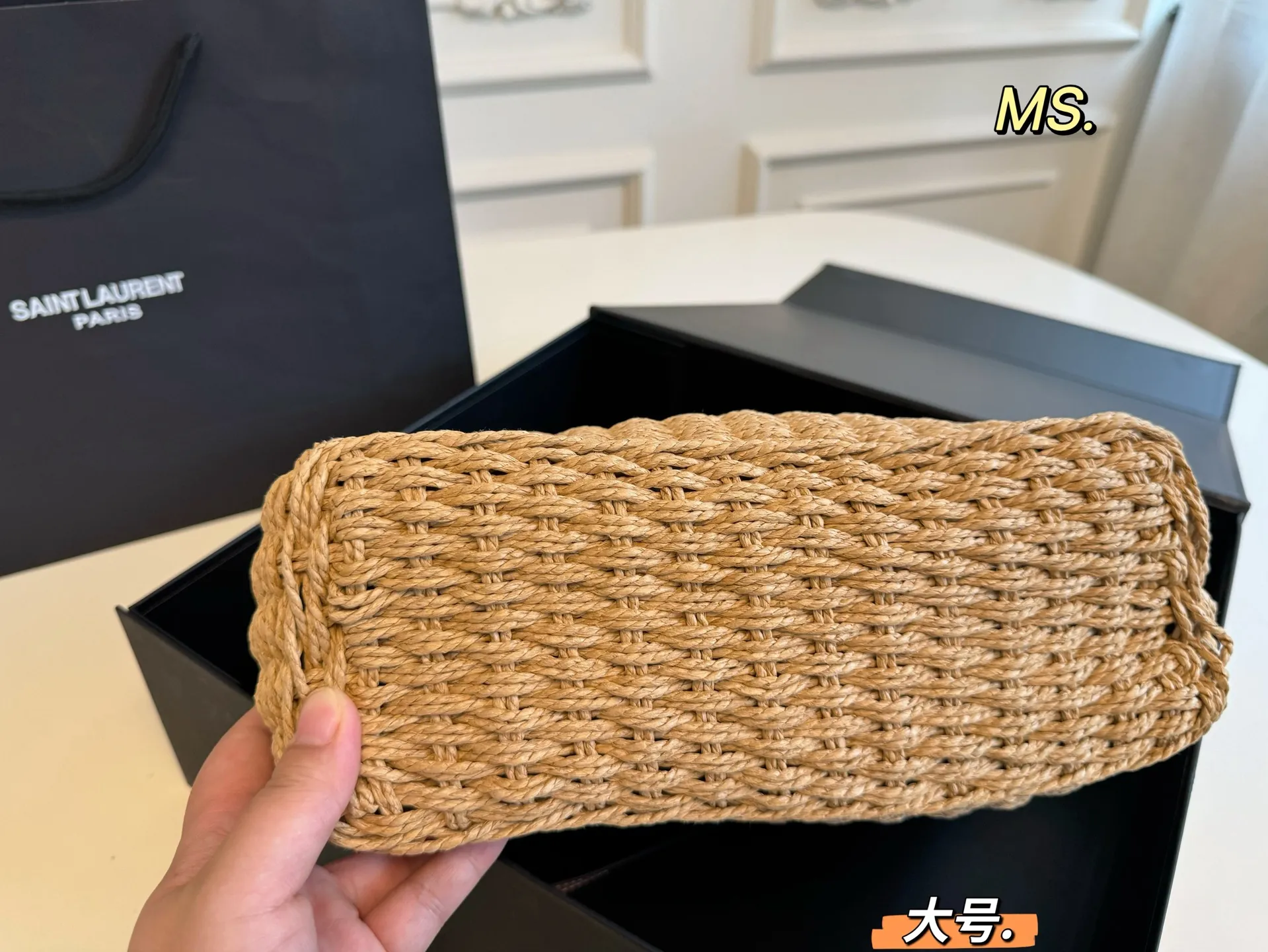 P95大号 （飞机盒） size：27&times;27大号 LOEWE 罗意威新款草编琴谱托特包💕 柔软拉菲草编织成立体包型， 一眼爱上，氛围感绝了👍 柔软又🈶️韧性，质感满🈵️ 既能度假🏖，又能通勤！