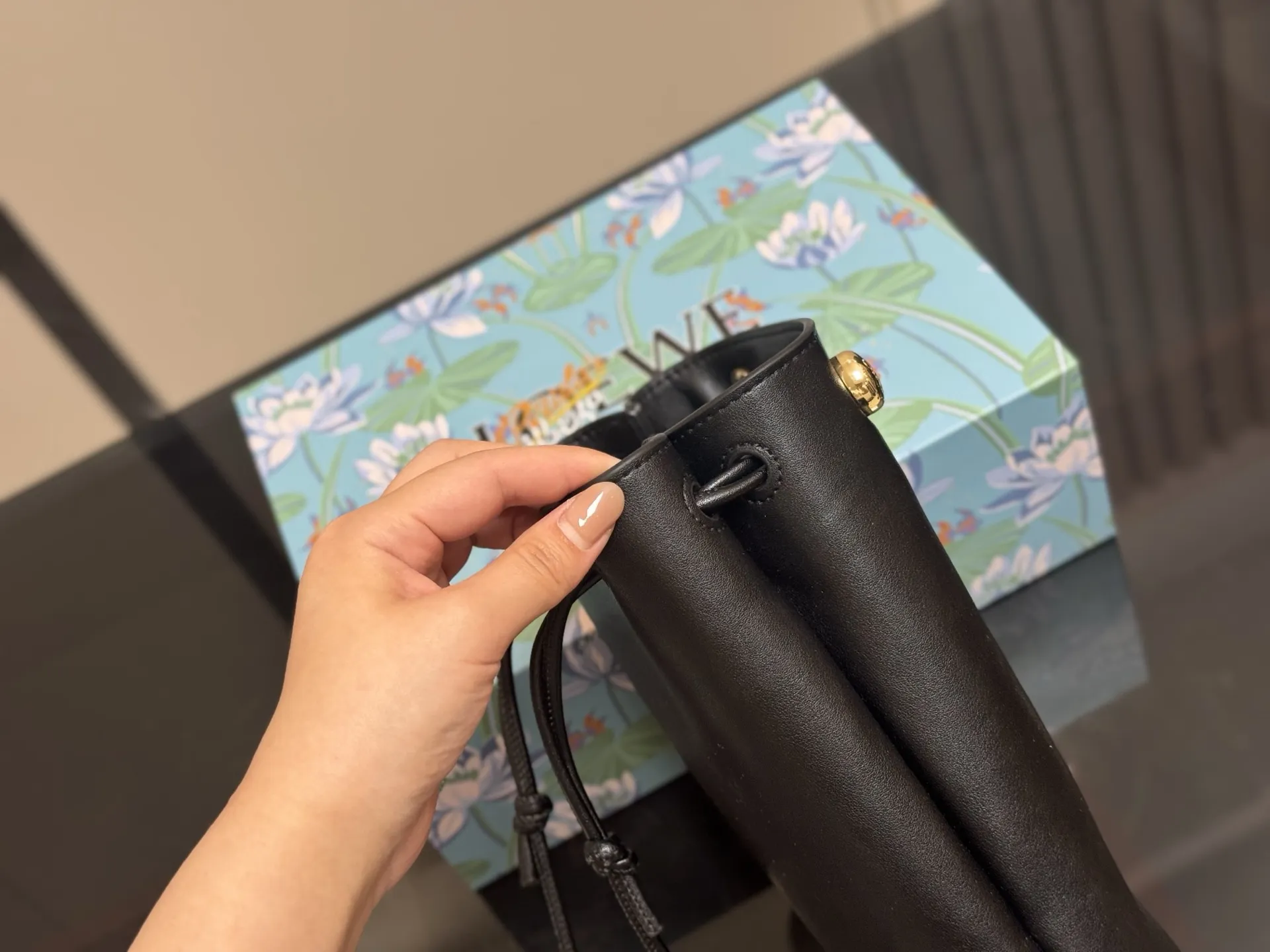 &yen;145 配盒 罗意威pebble pouch 好能装 罗意威新出的pebble手机包 又好看又能装～ 自带的肩带可以随意调节 配上毛毡小挂件 很可爱 放手机充电宝墨镜盒等等都能放下 超级实用的包包 推荐！ 尺寸:18.22cm