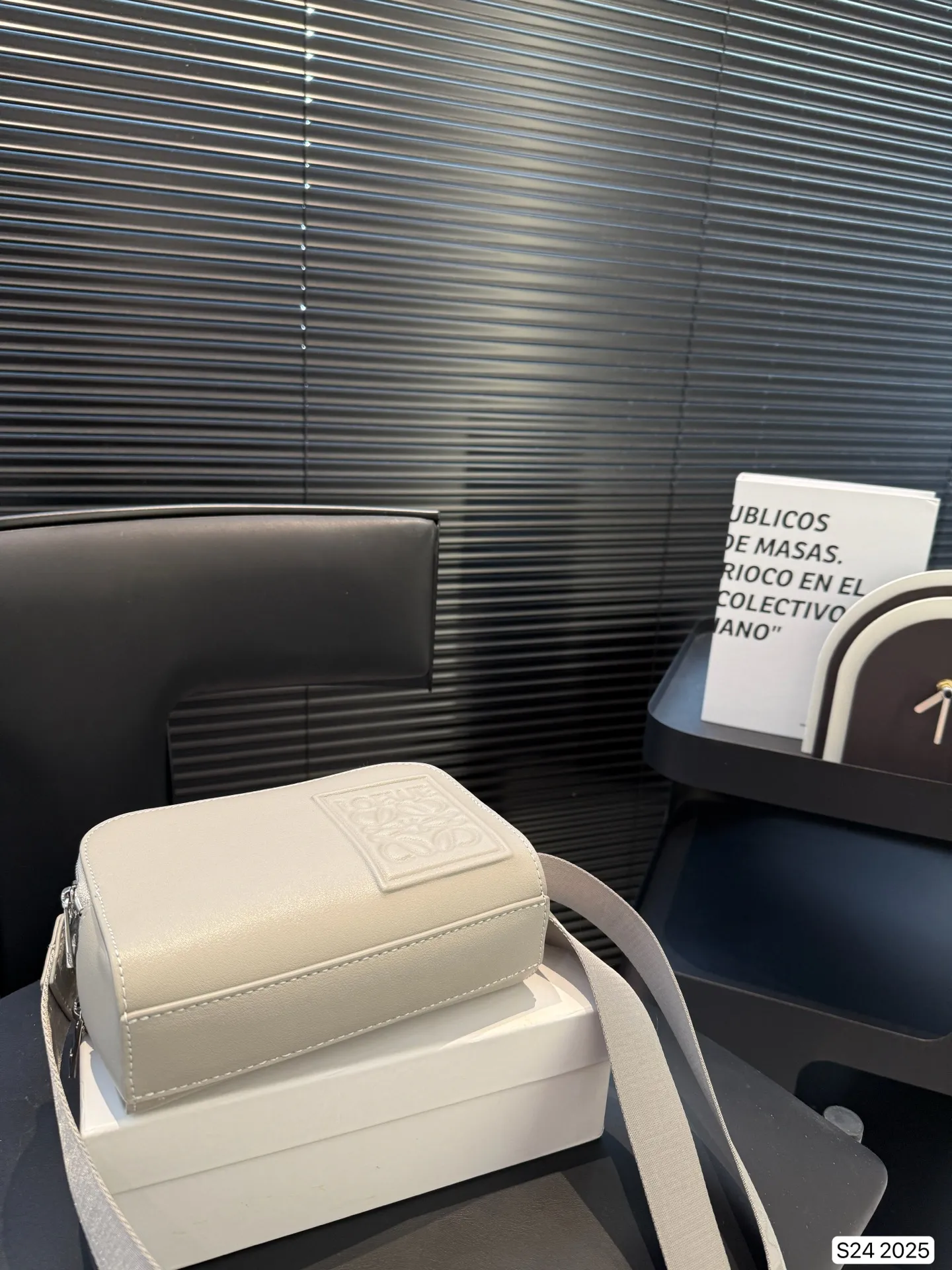 P170 配盒子 罗意威隐藏款,宝藏包包 罗意威的相机包妥妥的宝藏隐藏款 前后双容量大开口拉链可以单肩 斜挎手拎日产休闲 时尚百搭 西班牙小牛皮匠心之作万元之内的必选好物 #罗意威loewe #相机包 # 尺寸:18 13 货号2025